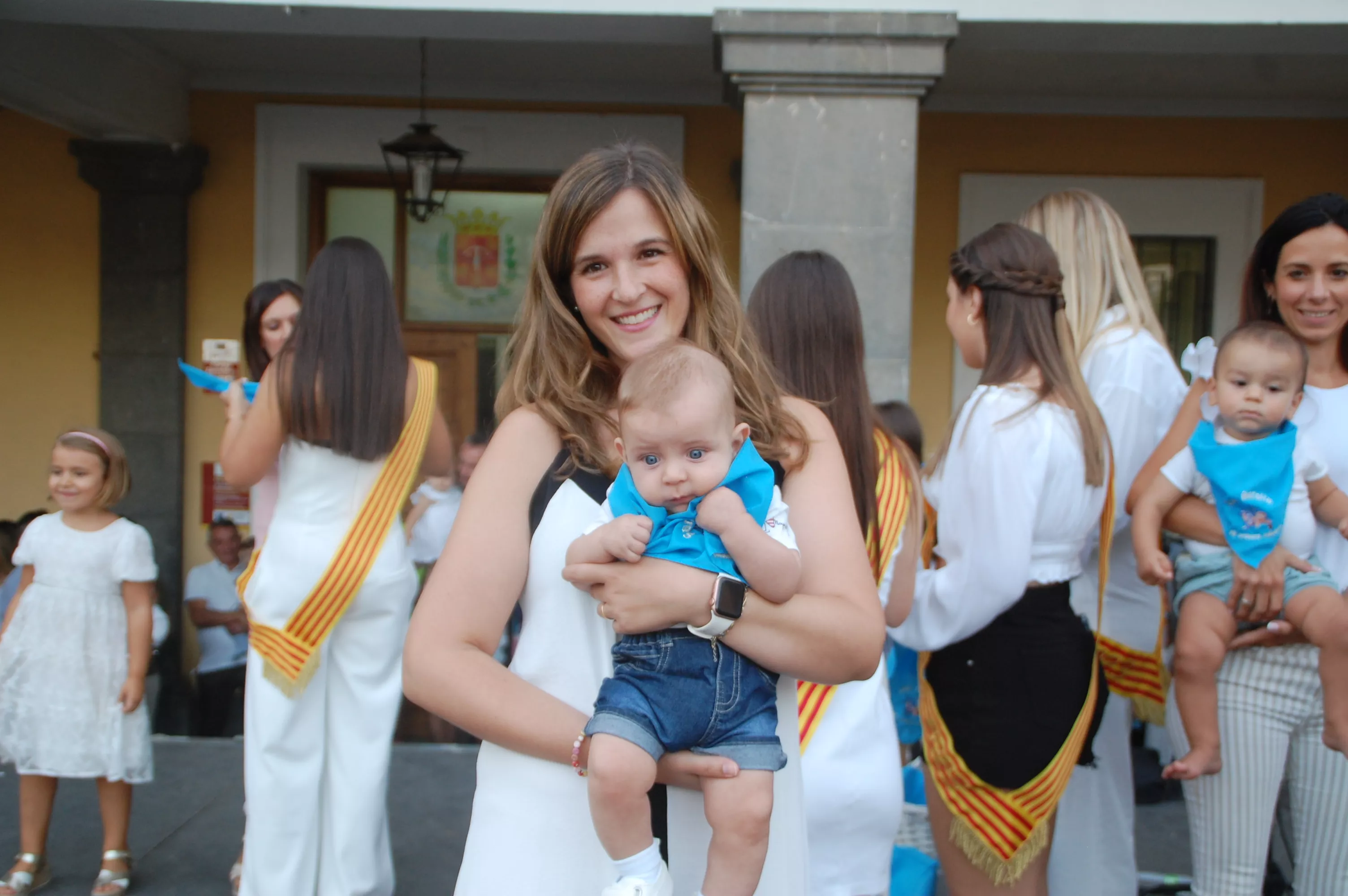 Acto de entrega de la primera pañoleta a los niños y niñas que han nacido el último año en Sariñena.