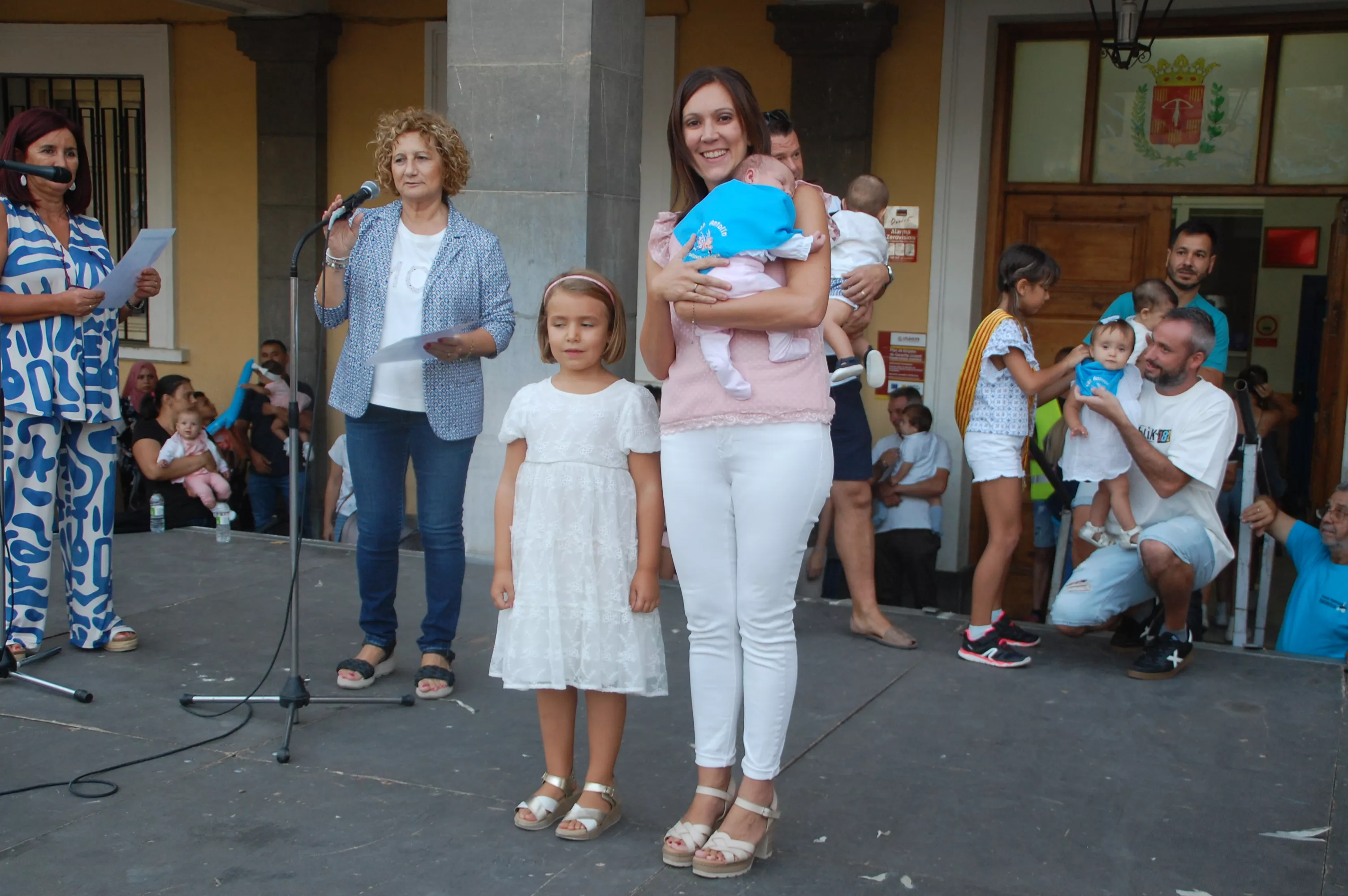 Acto de entrega de la primera pañoleta a los niños y niñas que han nacido el último año en Sariñena.