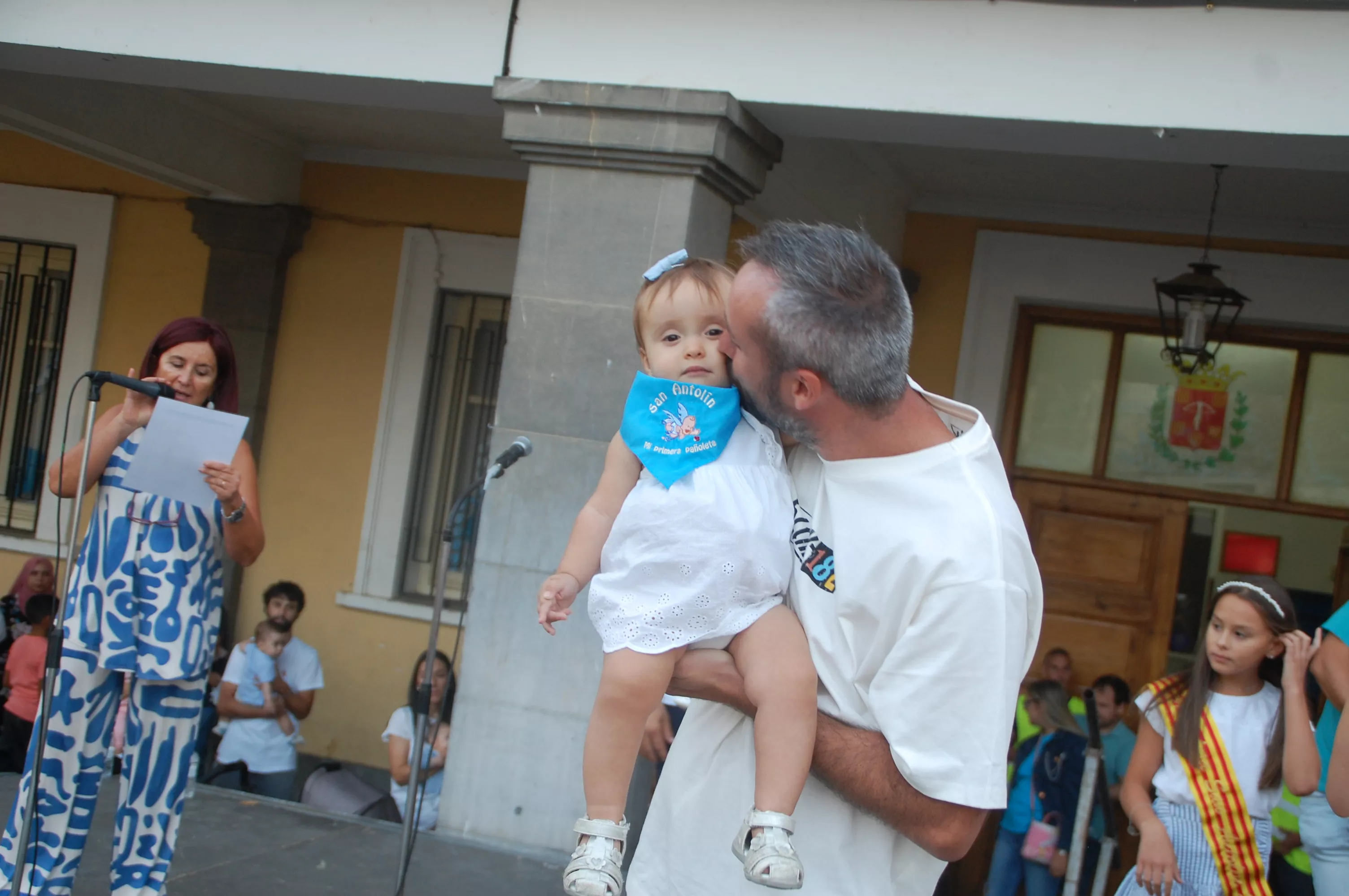 Acto de entrega de la primera pañoleta a los niños y niñas que han nacido el último año en Sariñena.