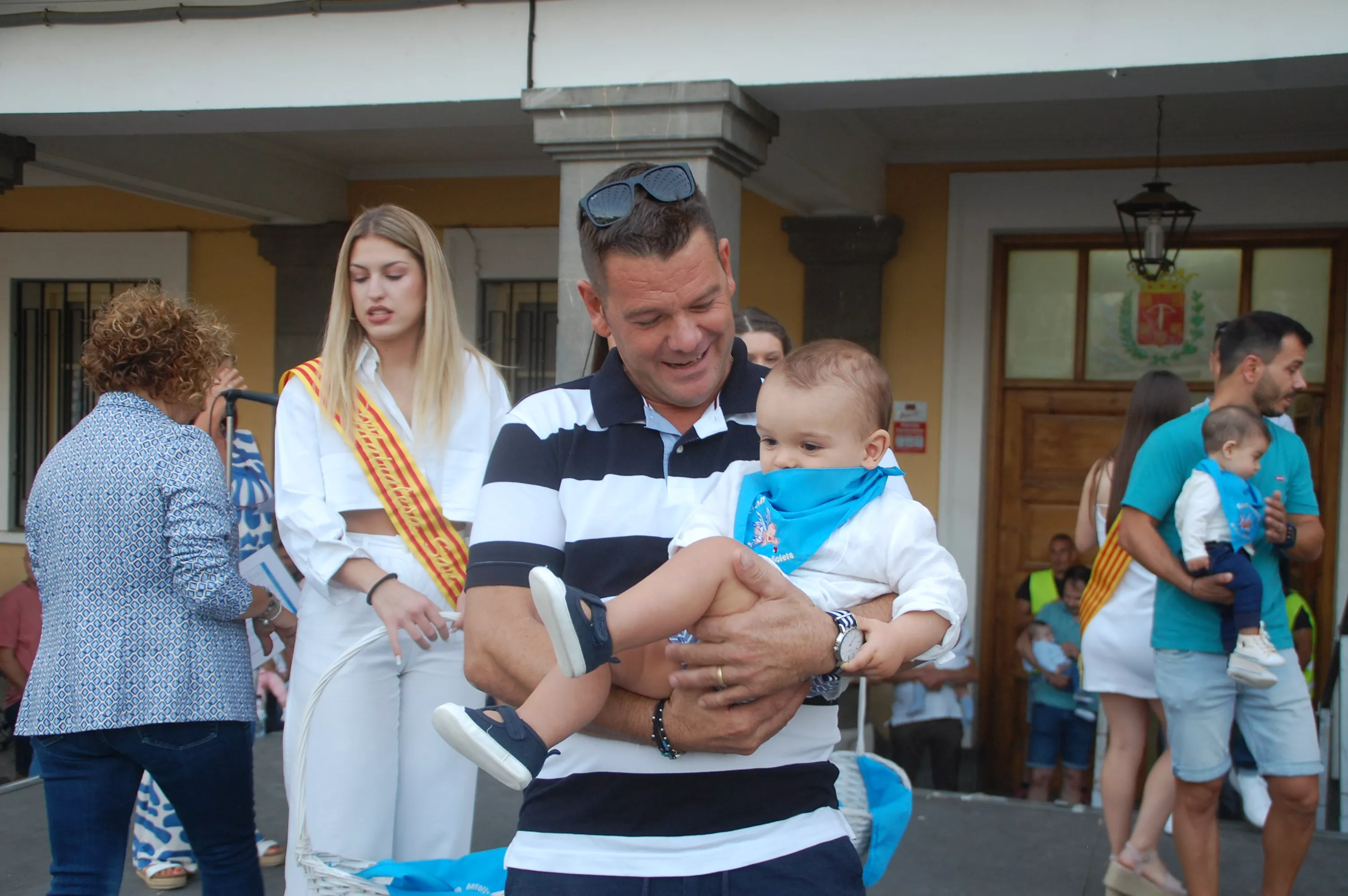 Acto de entrega de la primera pañoleta a los niños y niñas que han nacido el último año en Sariñena.
