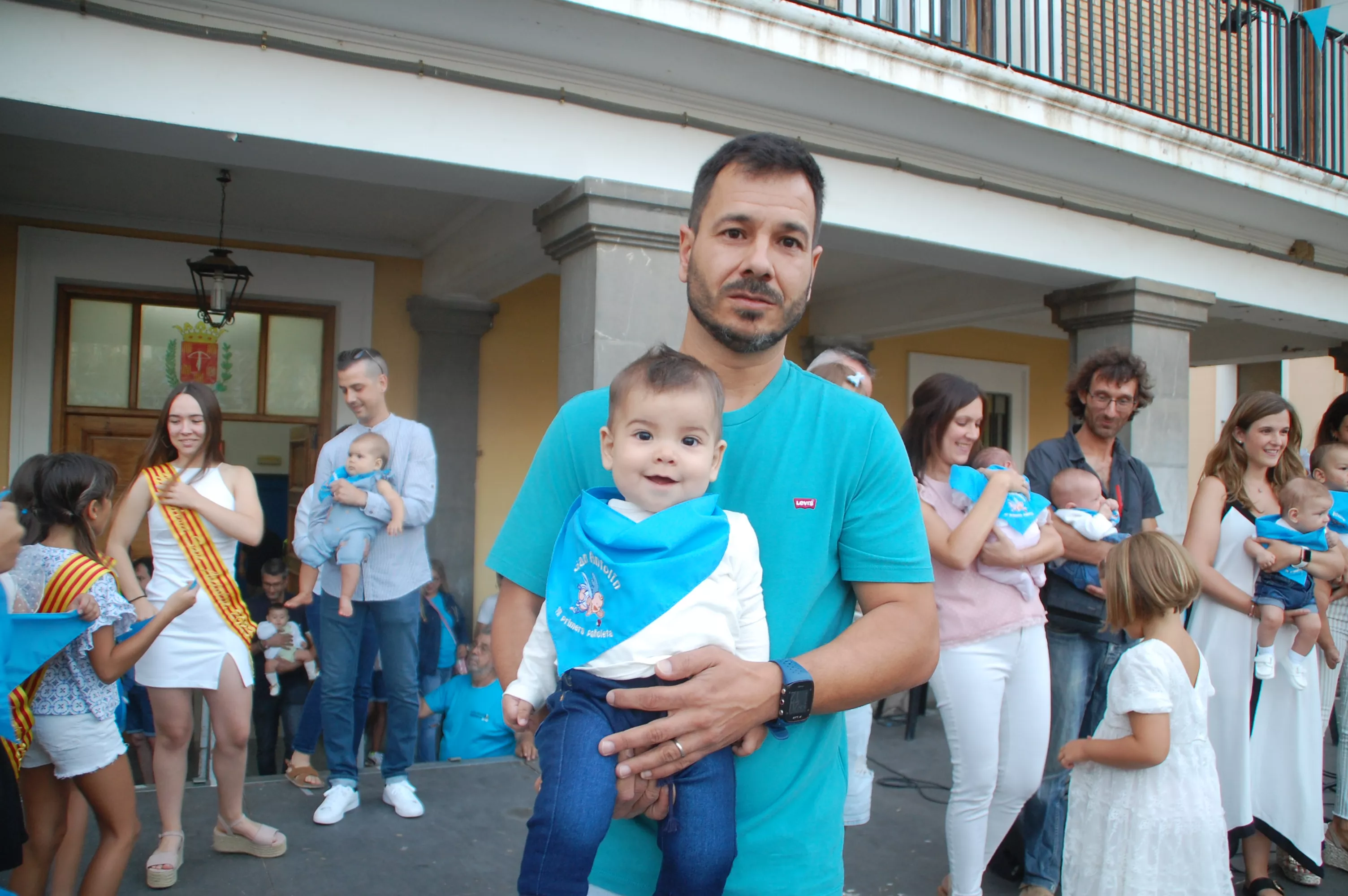 Acto de entrega de la primera pañoleta a los niños y niñas que han nacido el último año en Sariñena.