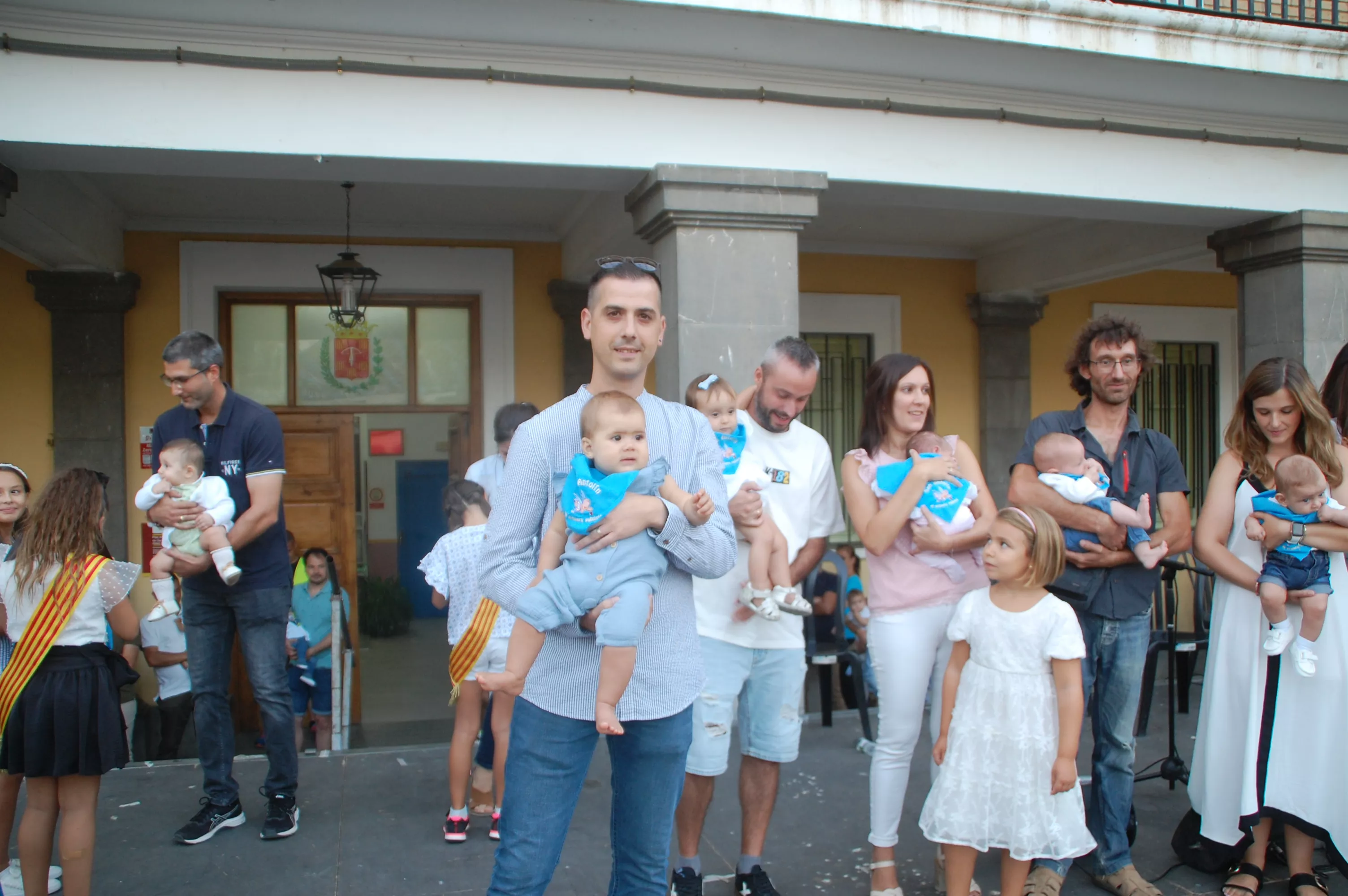 Acto de entrega de la primera pañoleta a los niños y niñas que han nacido el último año en Sariñena.