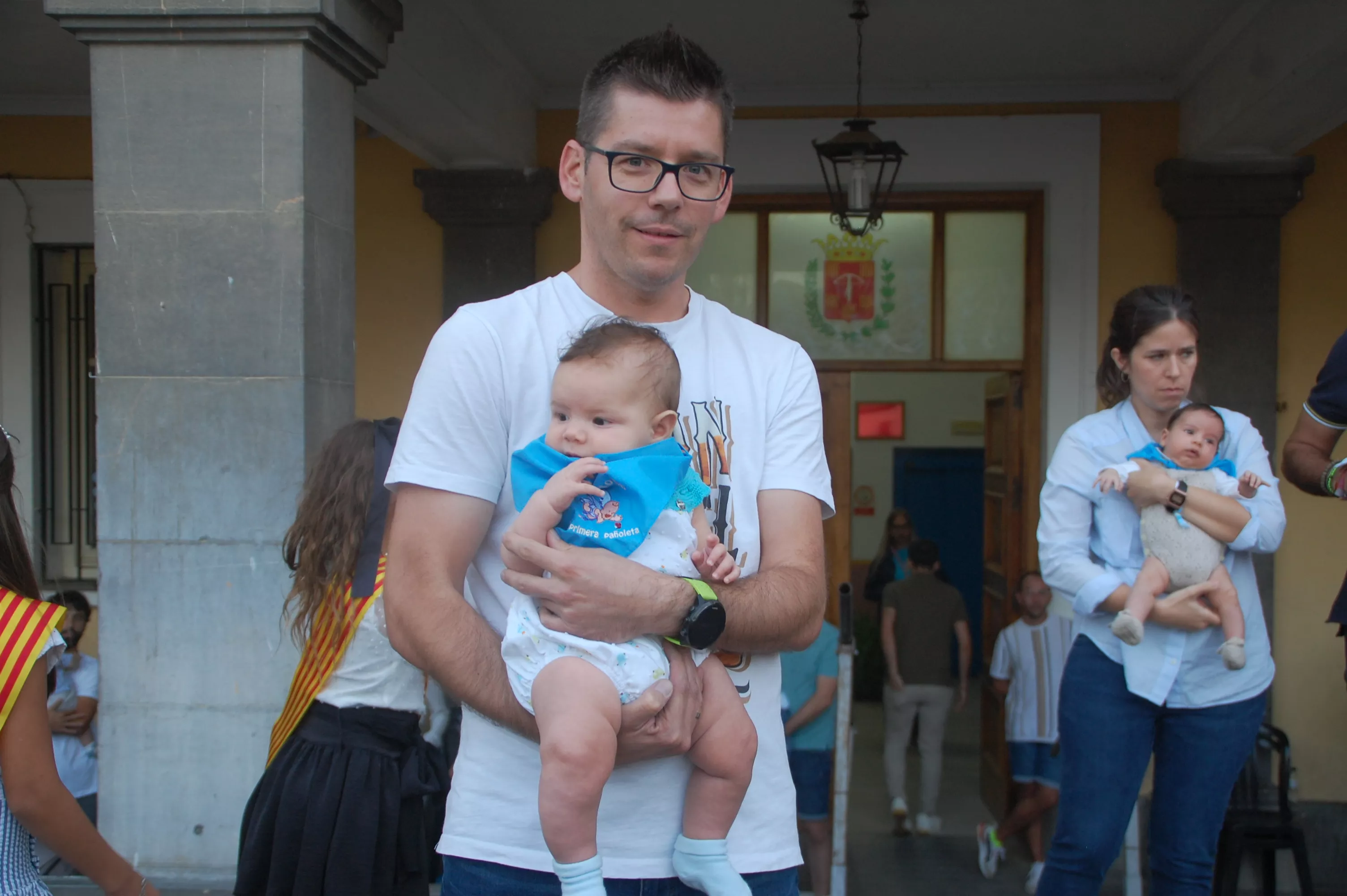 Acto de entrega de la primera pañoleta a los niños y niñas que han nacido el último año en Sariñena.