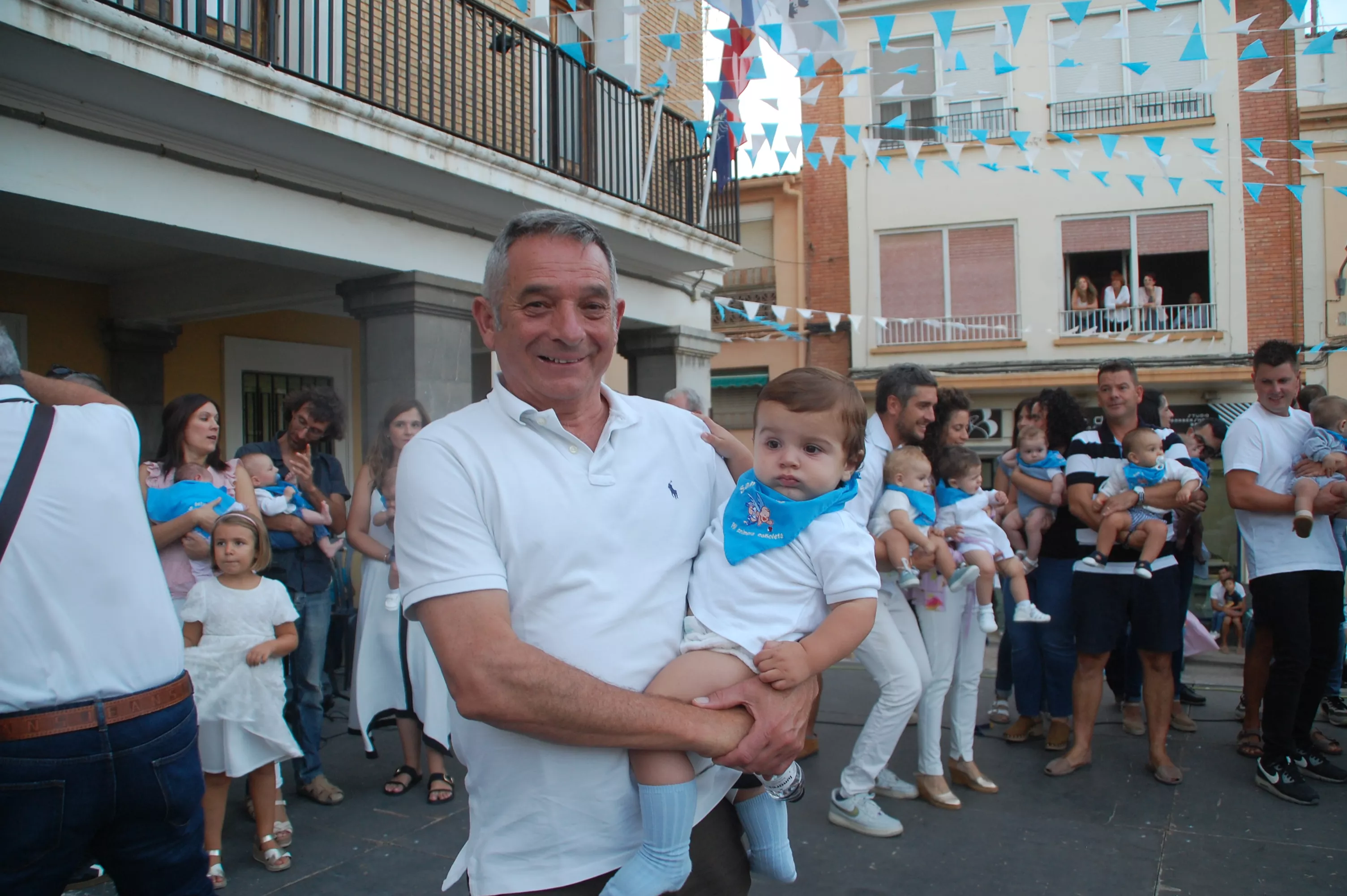 Acto de entrega de la primera pañoleta a los niños y niñas que han nacido el último año en Sariñena.
