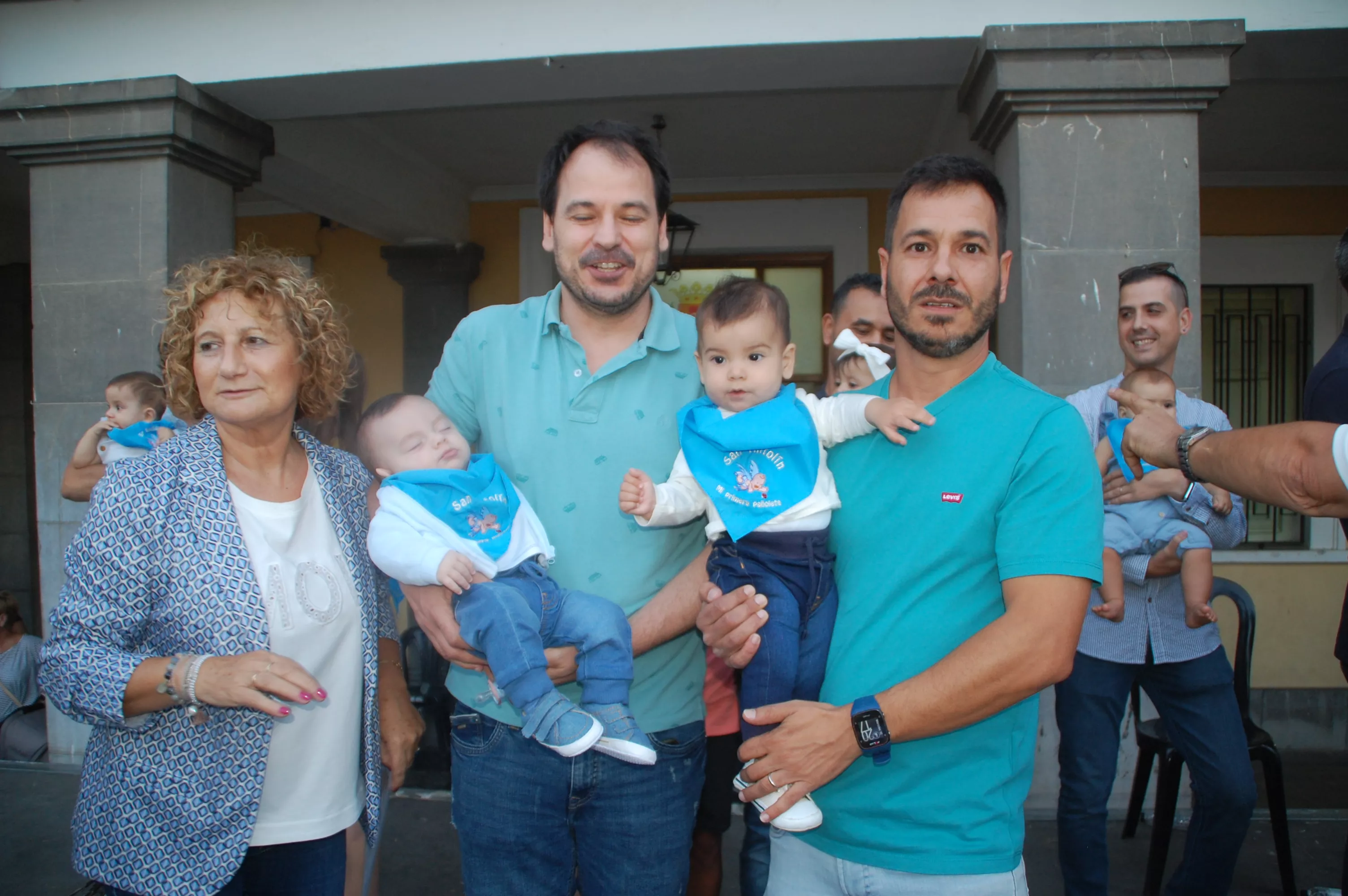 Acto de entrega de la primera pañoleta a los niños y niñas que han nacido el último año en Sariñena.