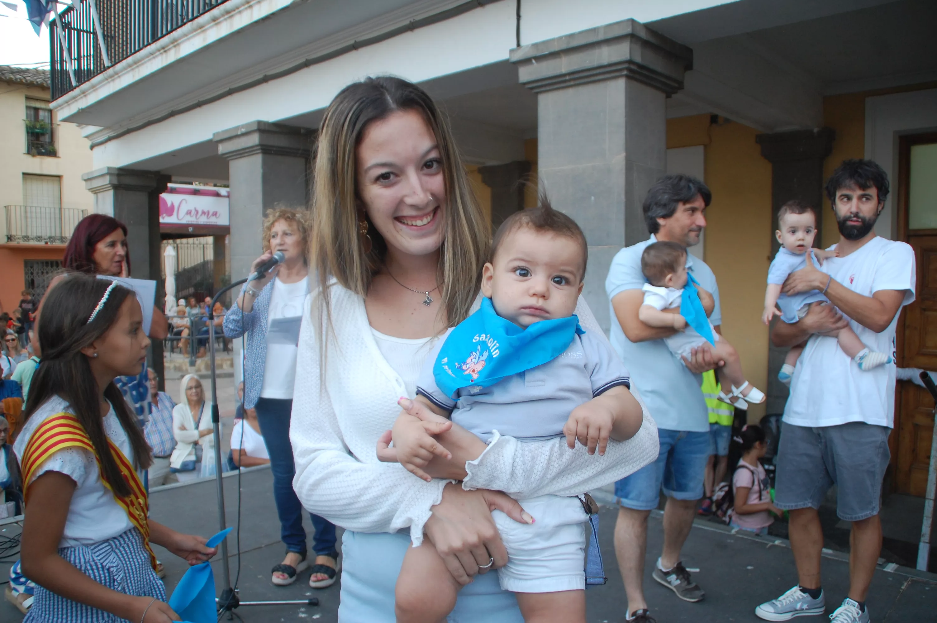 Acto de entrega de la primera pañoleta a los niños y niñas que han nacido el último año en Sariñena.