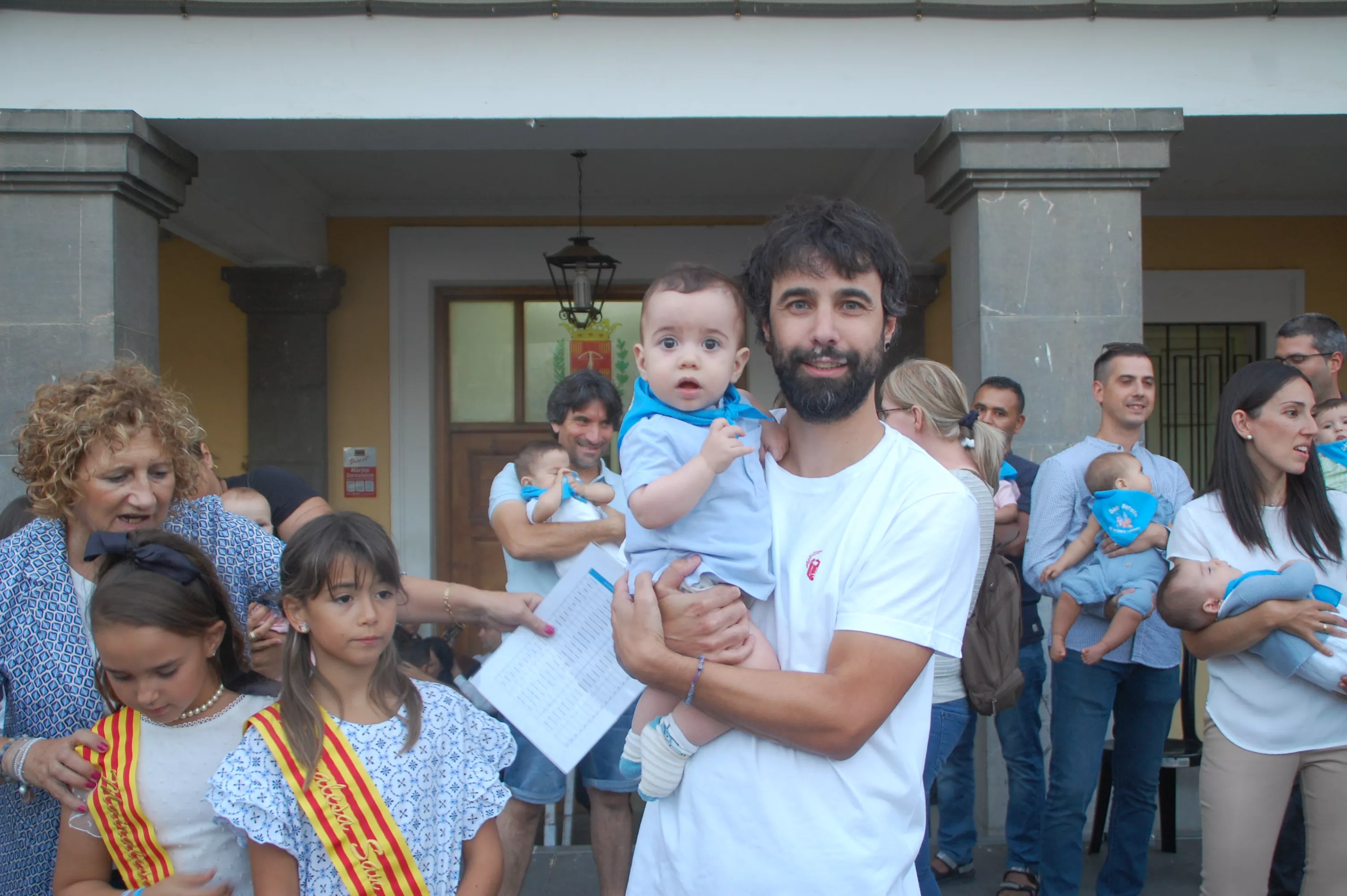 Acto de entrega de la primera pañoleta a los niños y niñas que han nacido el último año en Sariñena.