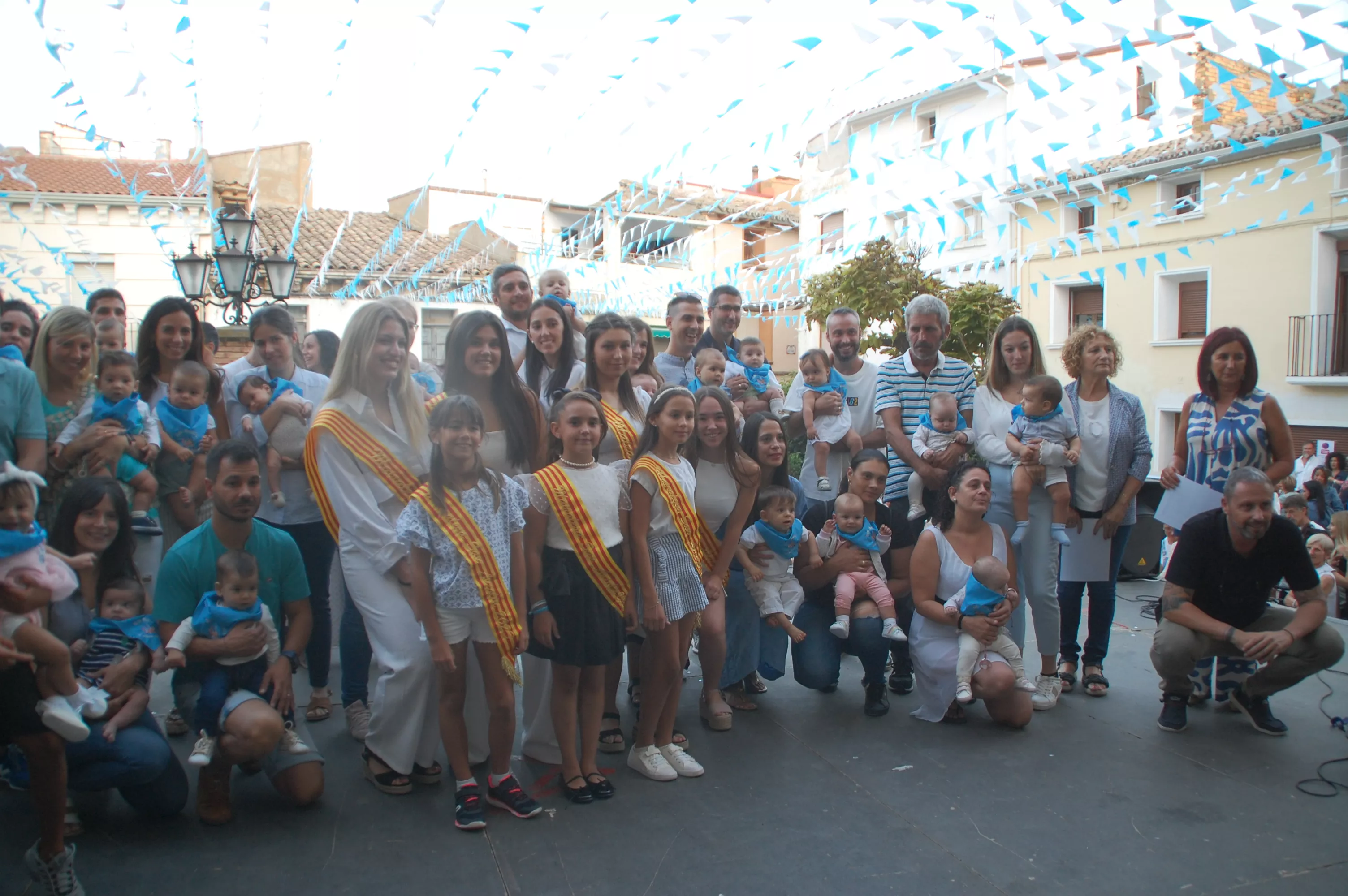Acto de entrega de la primera pañoleta a los niños y niñas que han nacido el último año en Sariñena.