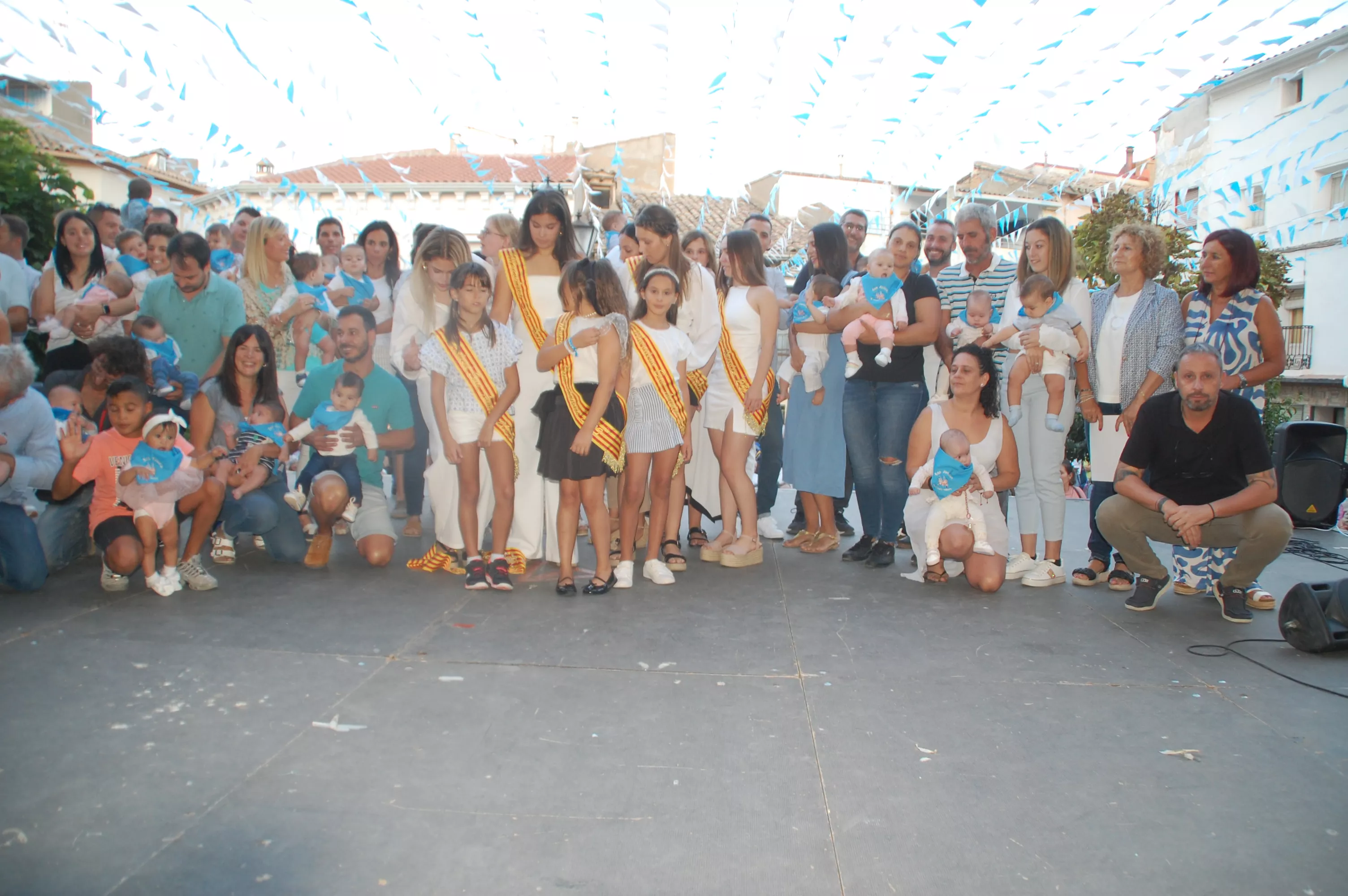 Acto de entrega de la primera pañoleta a los niños y niñas que han nacido el último año en Sariñena.
