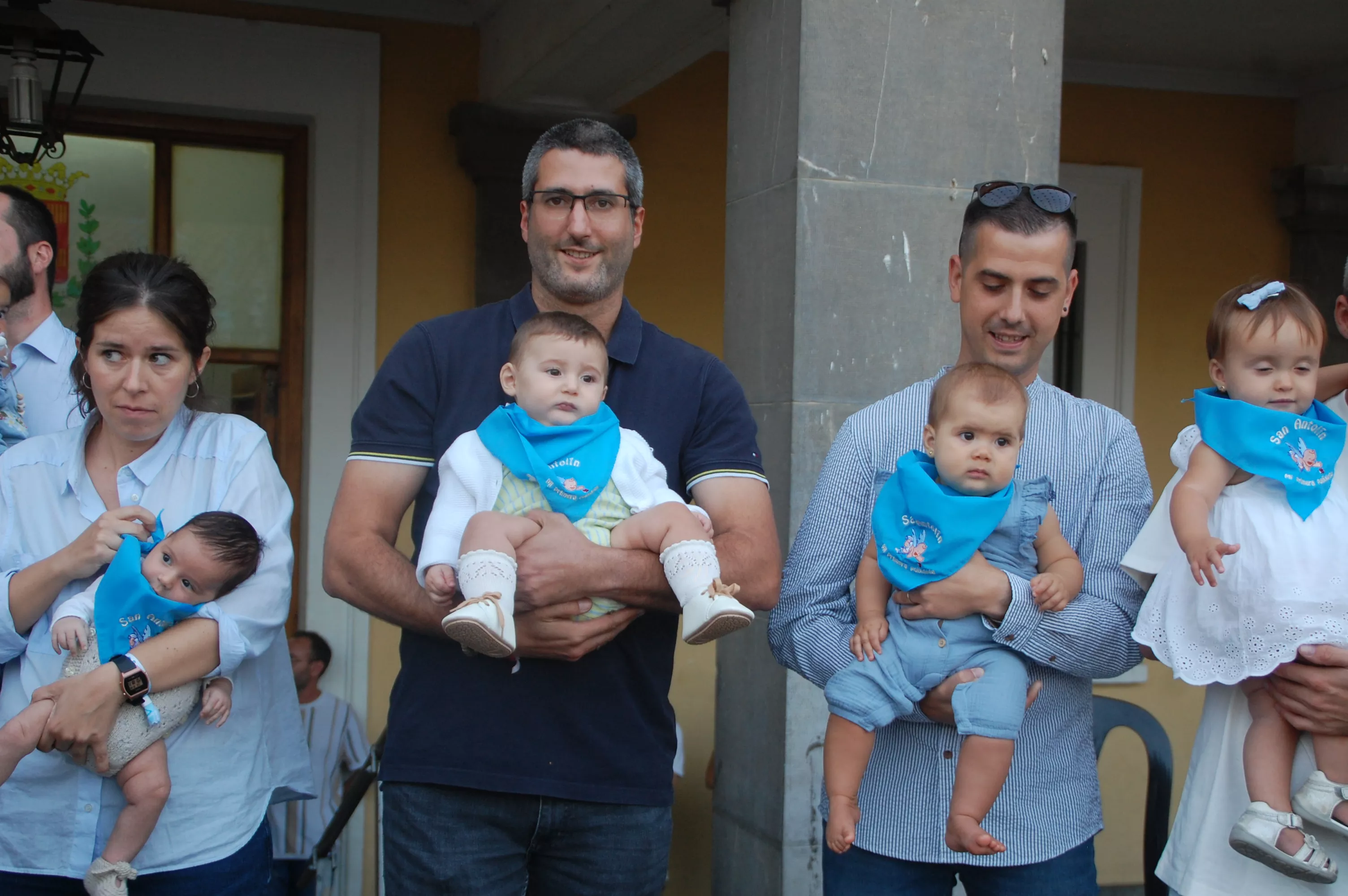 Acto de entrega de la primera pañoleta a los niños y niñas que han nacido el último año en Sariñena.