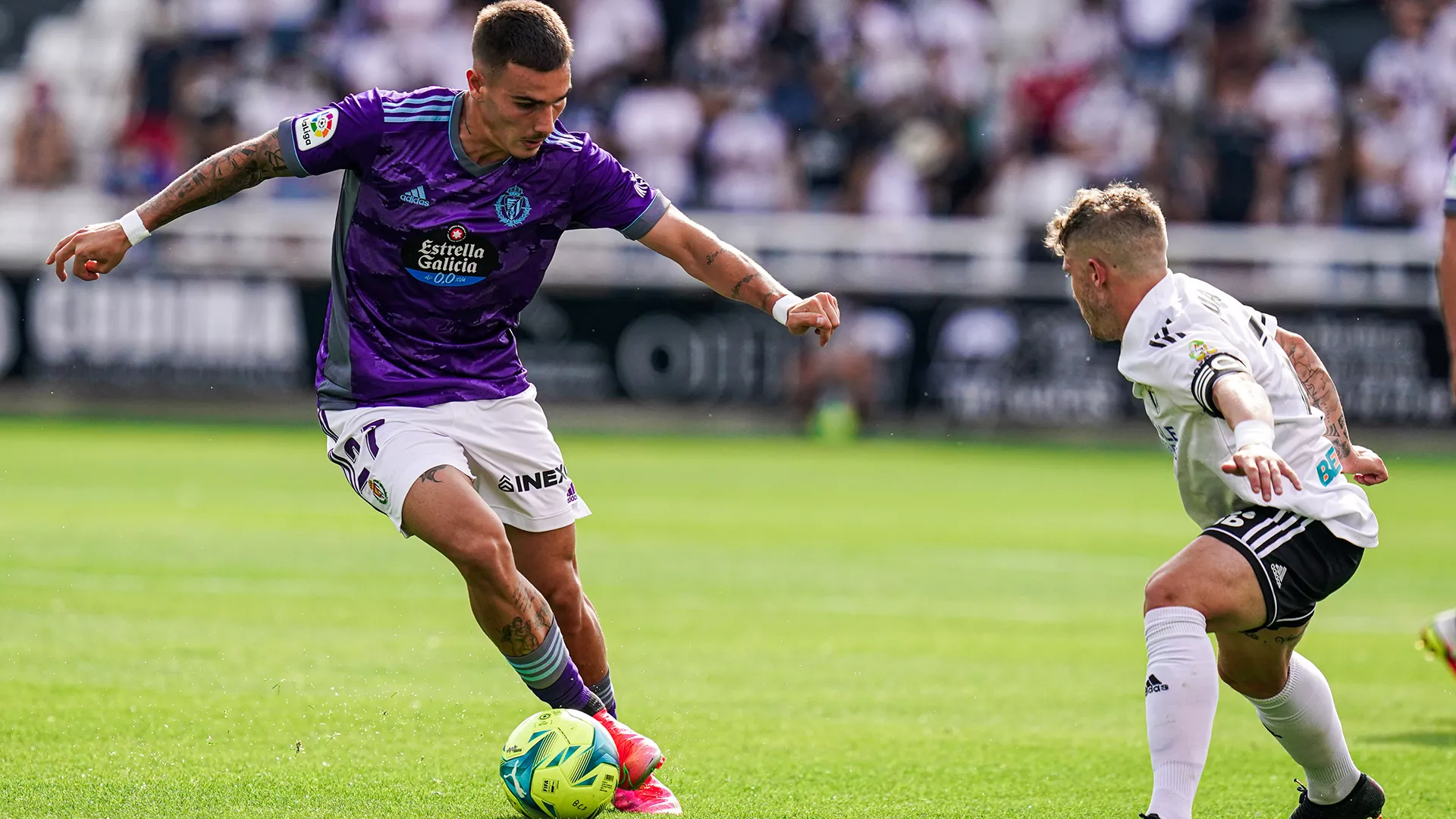 Hugo Vallejo, jugador del Valladolid, cerca del Huesca.