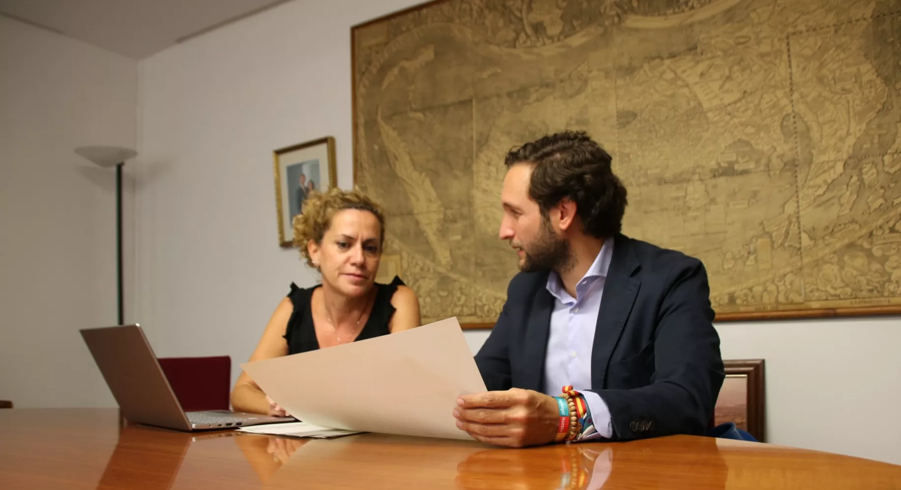 La nueva directora provincial de Educación, Mónica Martínez, y el alcalde de Monzón, Isaac Claver.