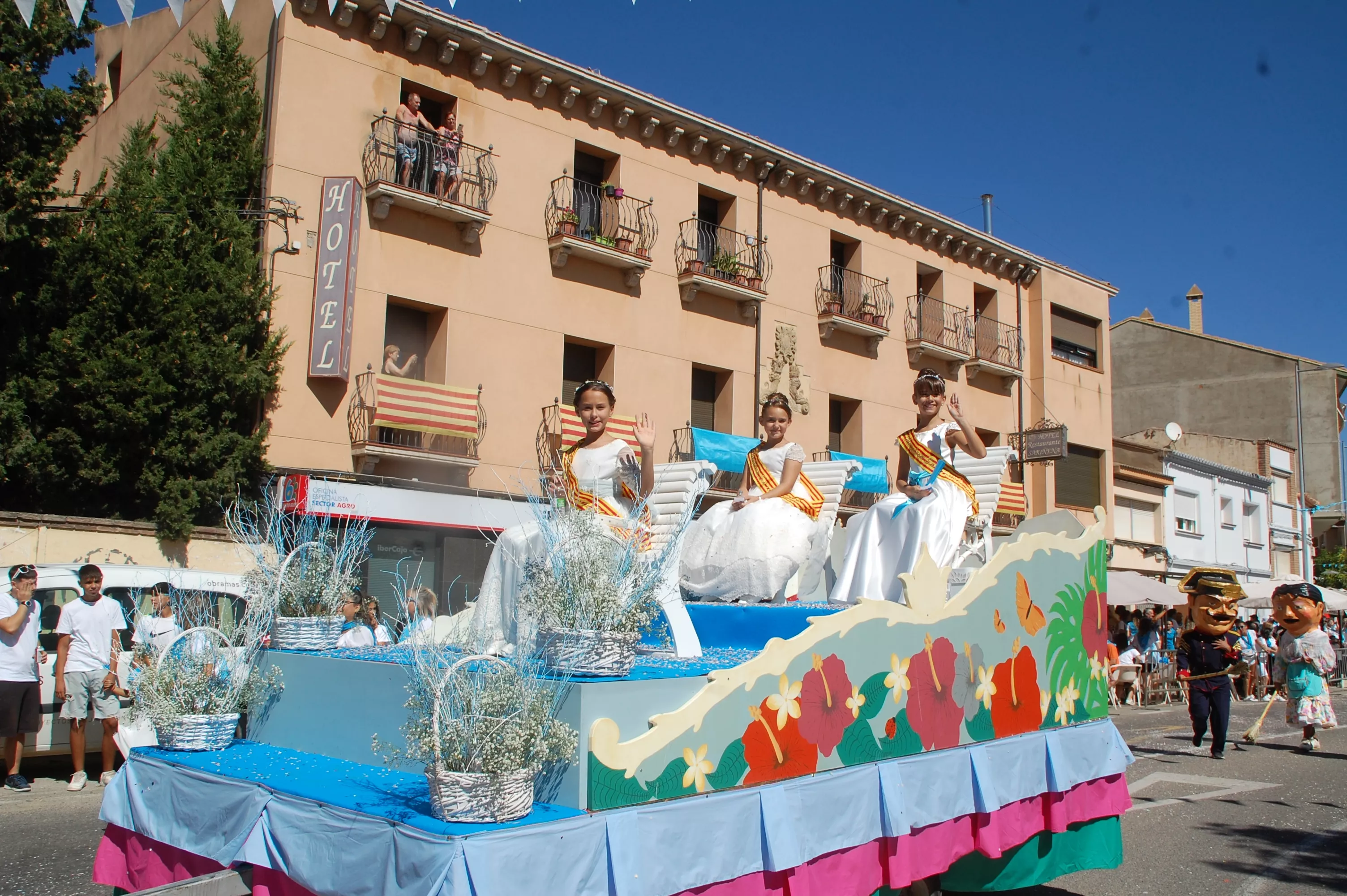 Carroza de las mairalesas infantiles en la cabalgata.