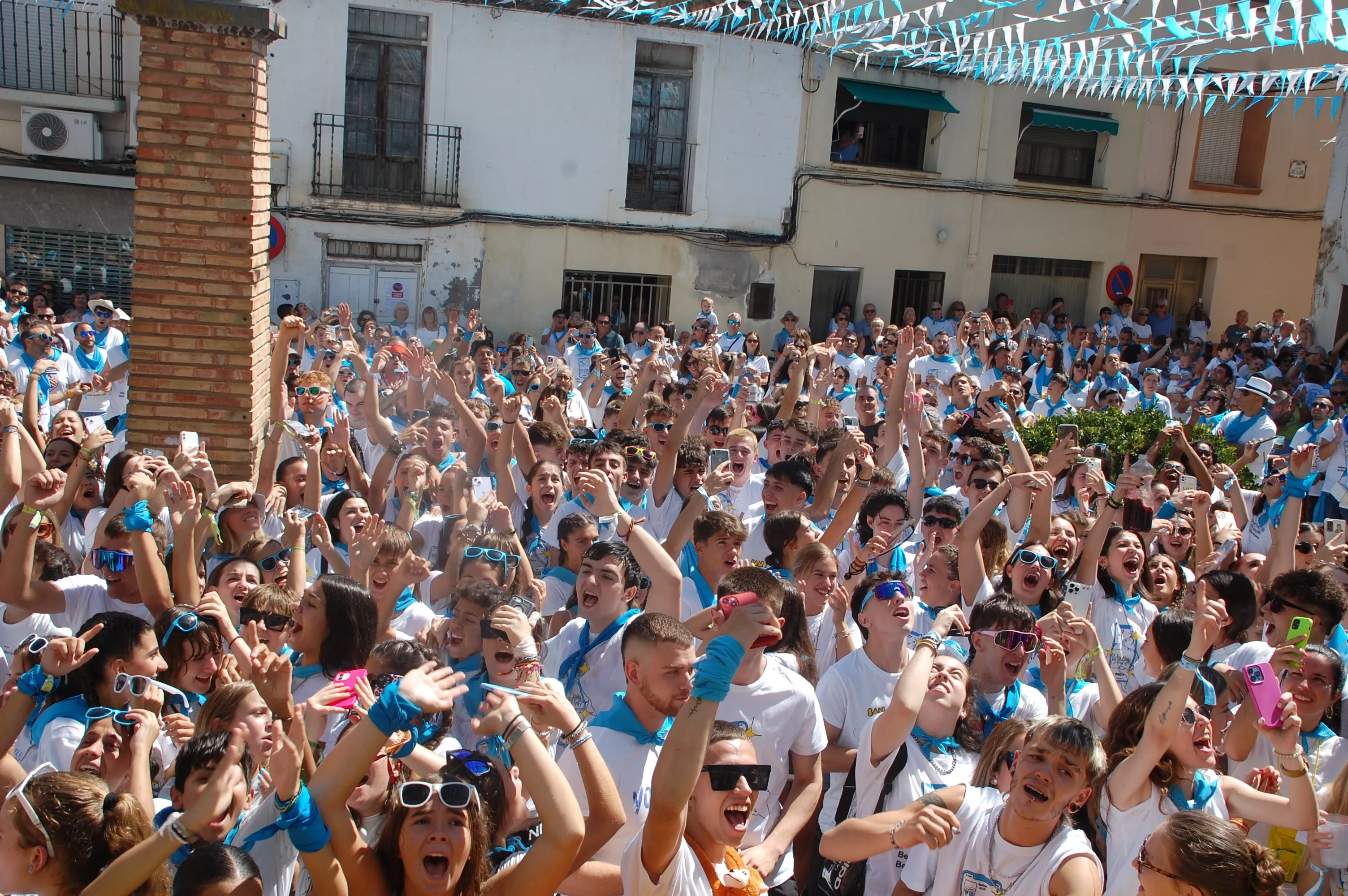 Ambiente en el chupinazo en Sariñena.