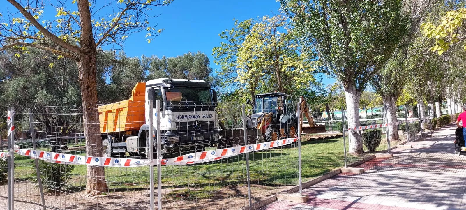 Comienzan las obras de una pista multideporte en el parque Los Olivos. Comienzan las obras de una pista multideporte en el parque Los Olivos.