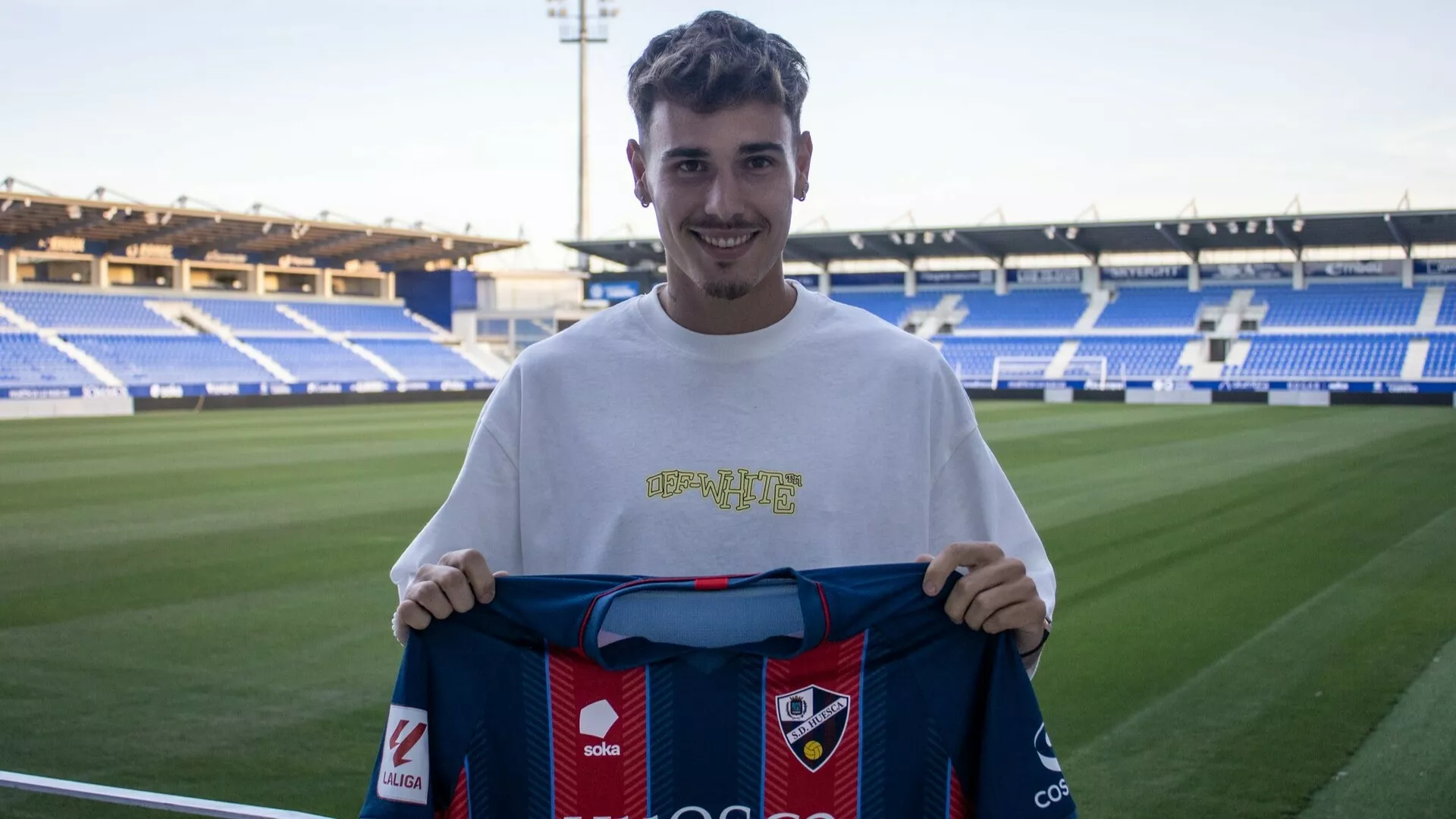 Hugo Vallejo sujeta la camiseta del Huesca.