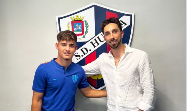 Iker Gil ya posa con el escudo del Huesca.
