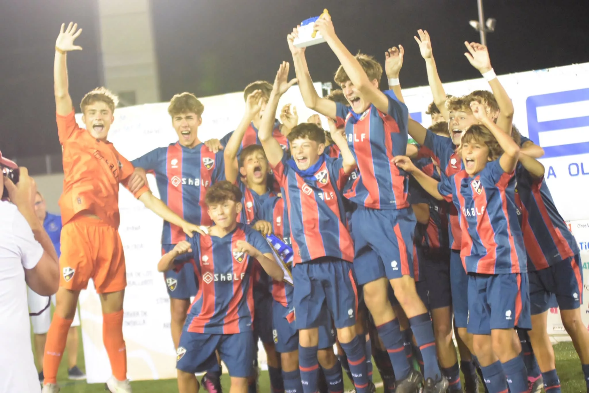 El Huesca Cadete levanta el trofeo del I Torneo Nacional de Ejea.