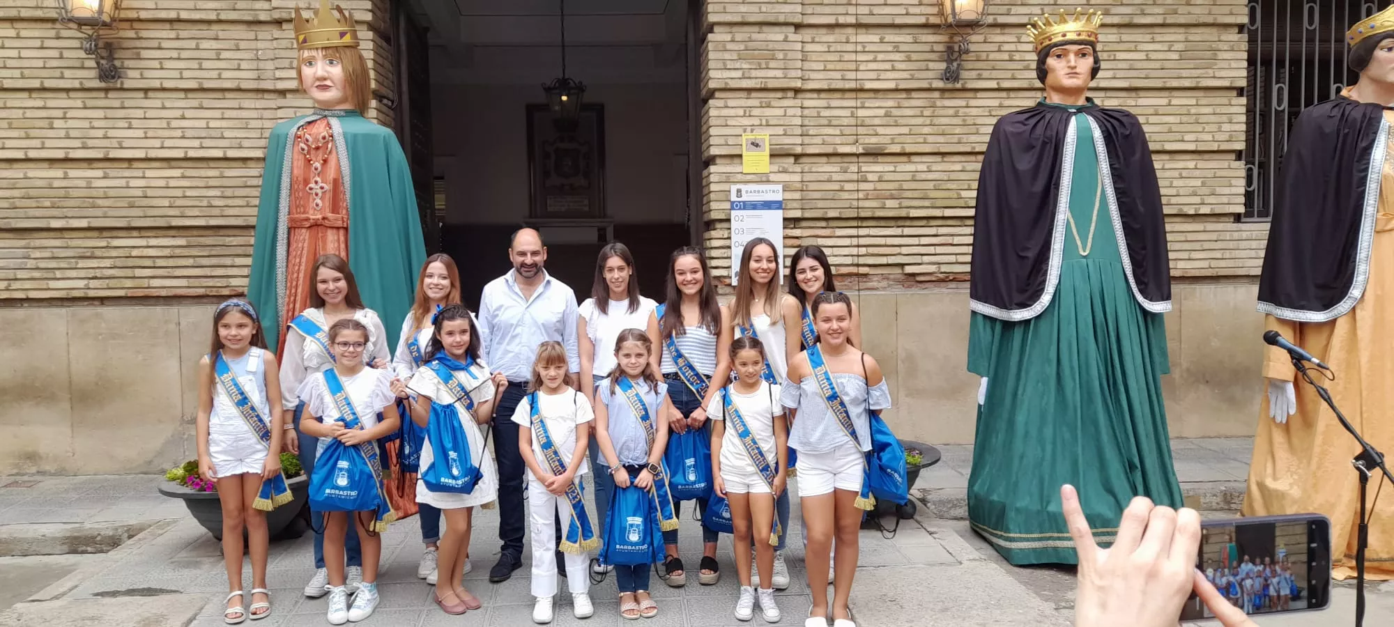 Acto de entrega en Barbastro de la pañoleta Mis primeras fiestas 