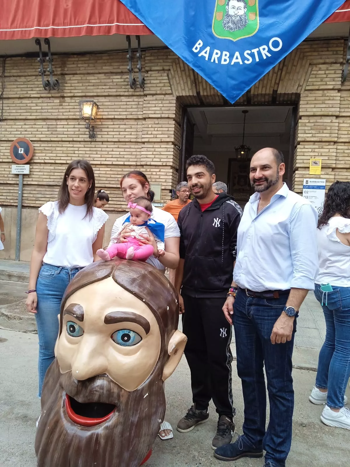 Acto de entrega en Barbastro de la pañoleta Mis primeras fiestas 