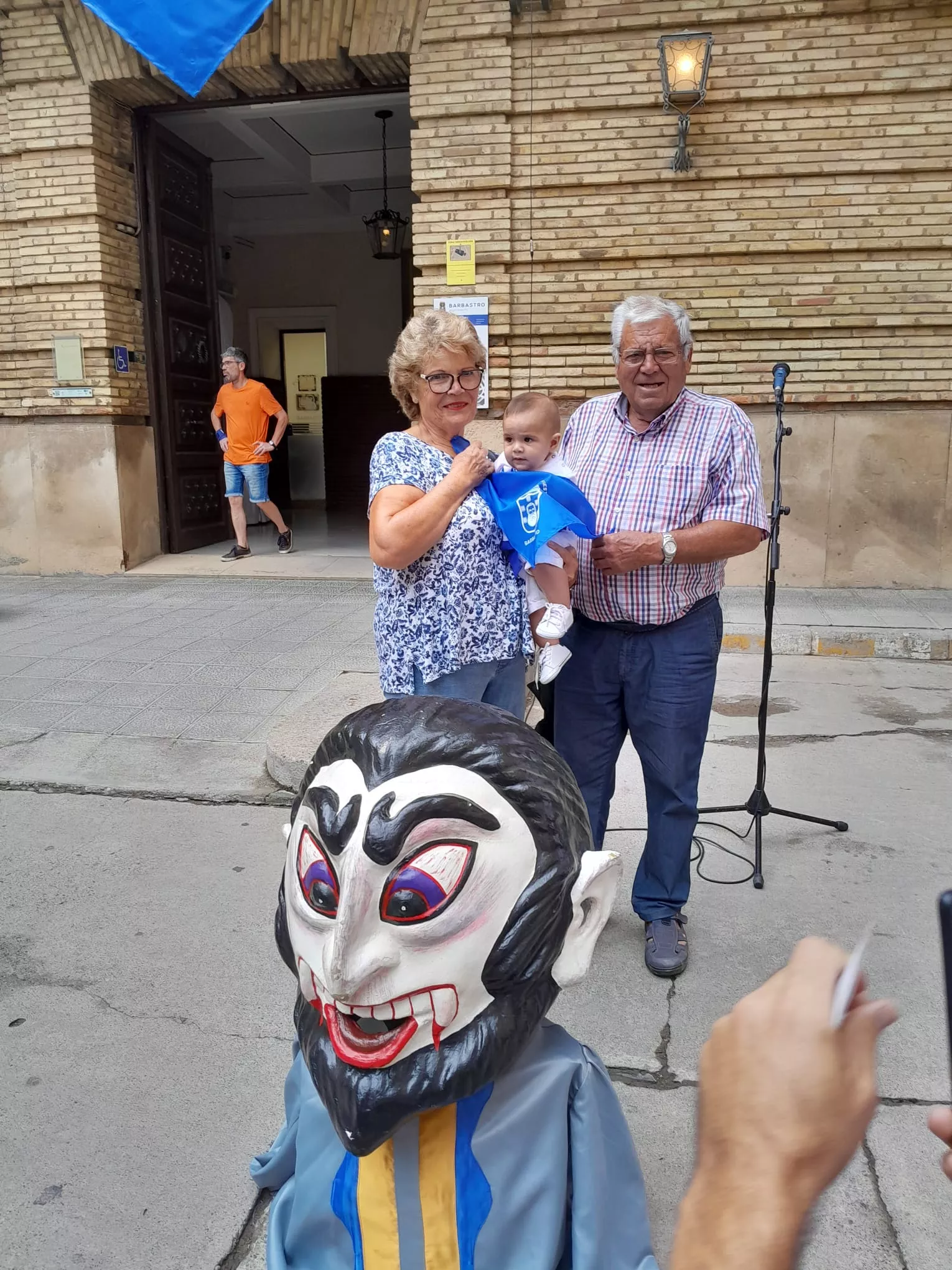 Acto de entrega en Barbastro de la pañoleta Mis primeras fiestas 