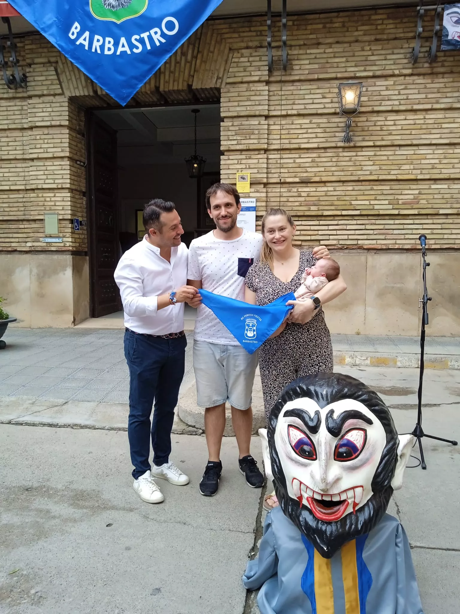 Acto de entrega en Barbastro de la pañoleta Mis primeras fiestas 