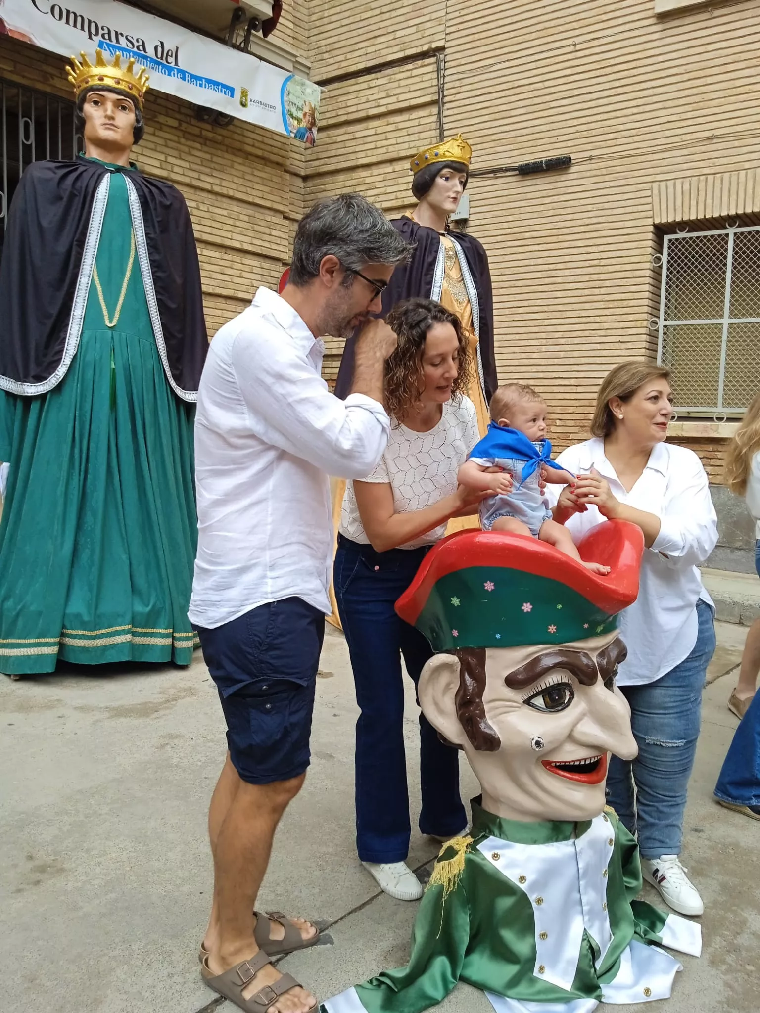 Acto de entrega en Barbastro de la pañoleta Mis primeras fiestas 