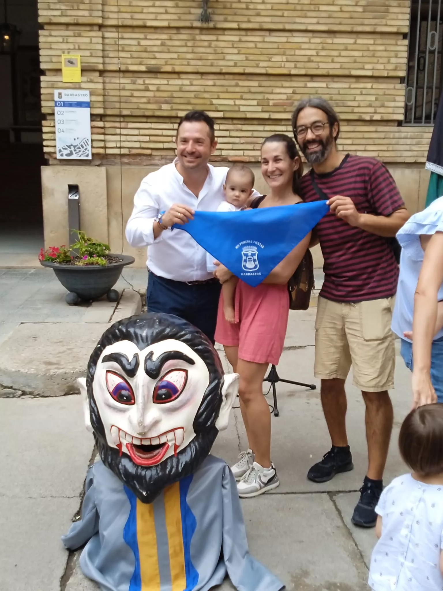 Acto de entrega en Barbastro de la pañoleta Mis primeras fiestas 