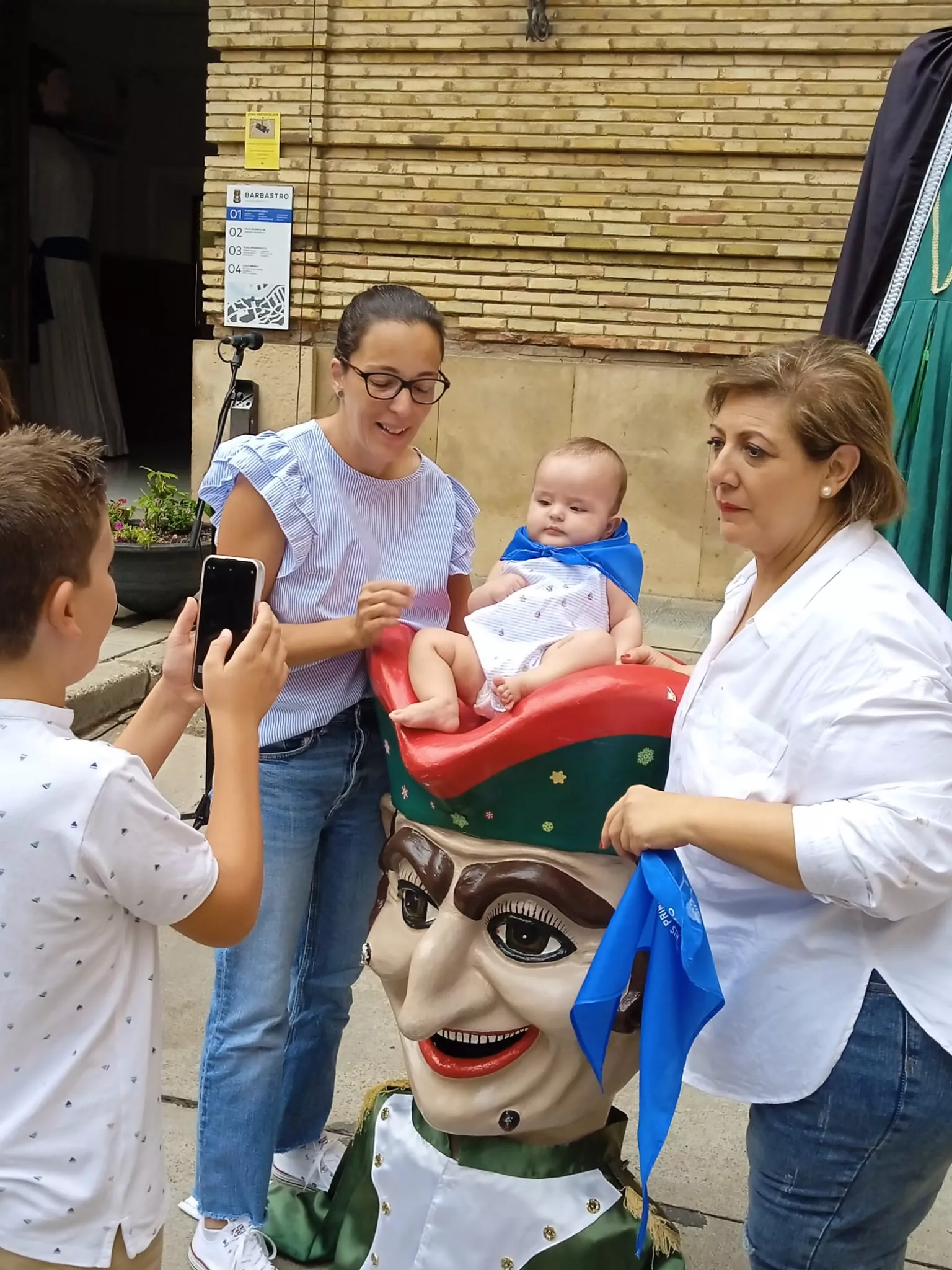 Acto de entrega en Barbastro de la pañoleta Mis primeras fiestas 