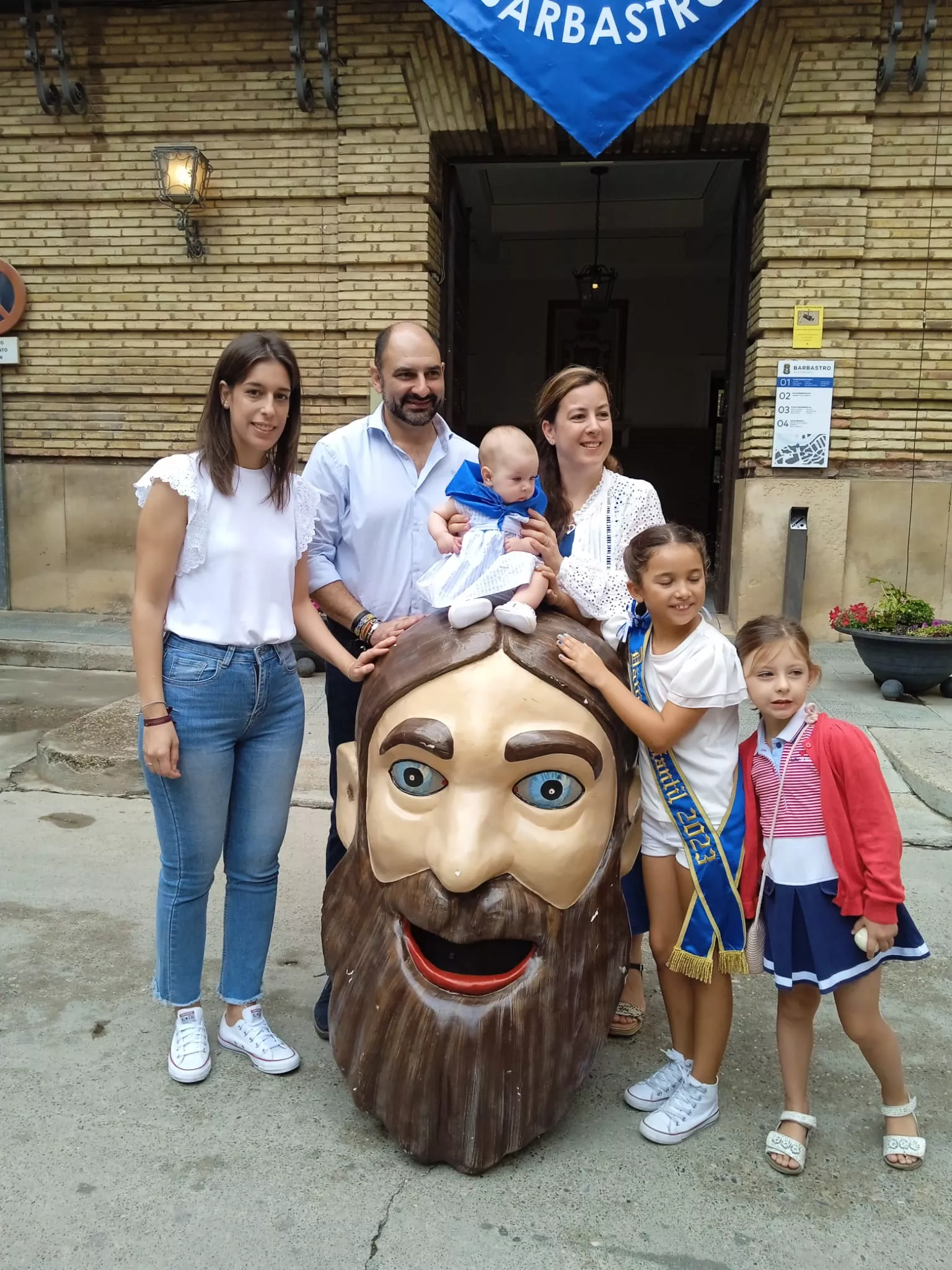 Acto de entrega en Barbastro de la pañoleta Mis primeras fiestas.
