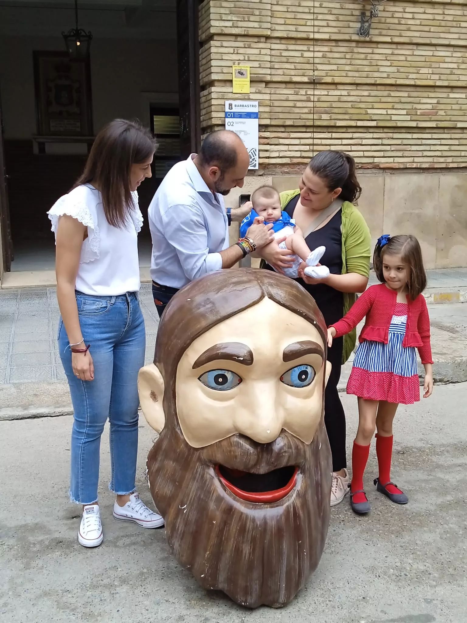 Acto de entrega en Barbastro de la pañoleta Mis primeras fiestas 