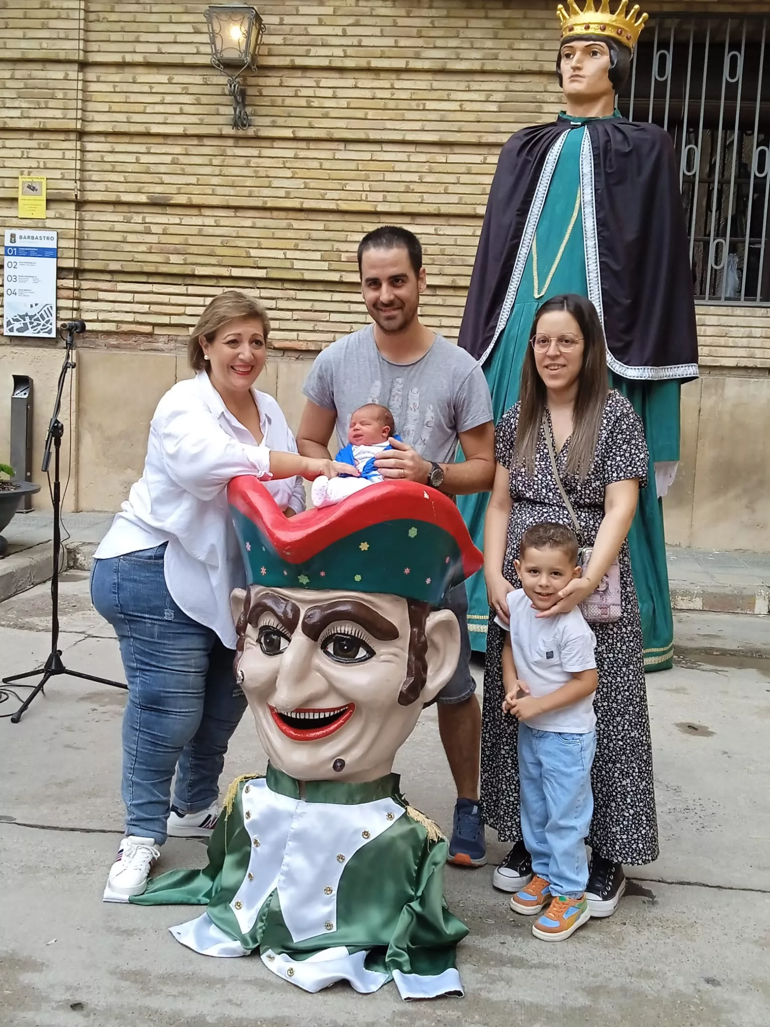 Acto de entrega en Barbastro de la pañoleta Mis primeras fiestas 