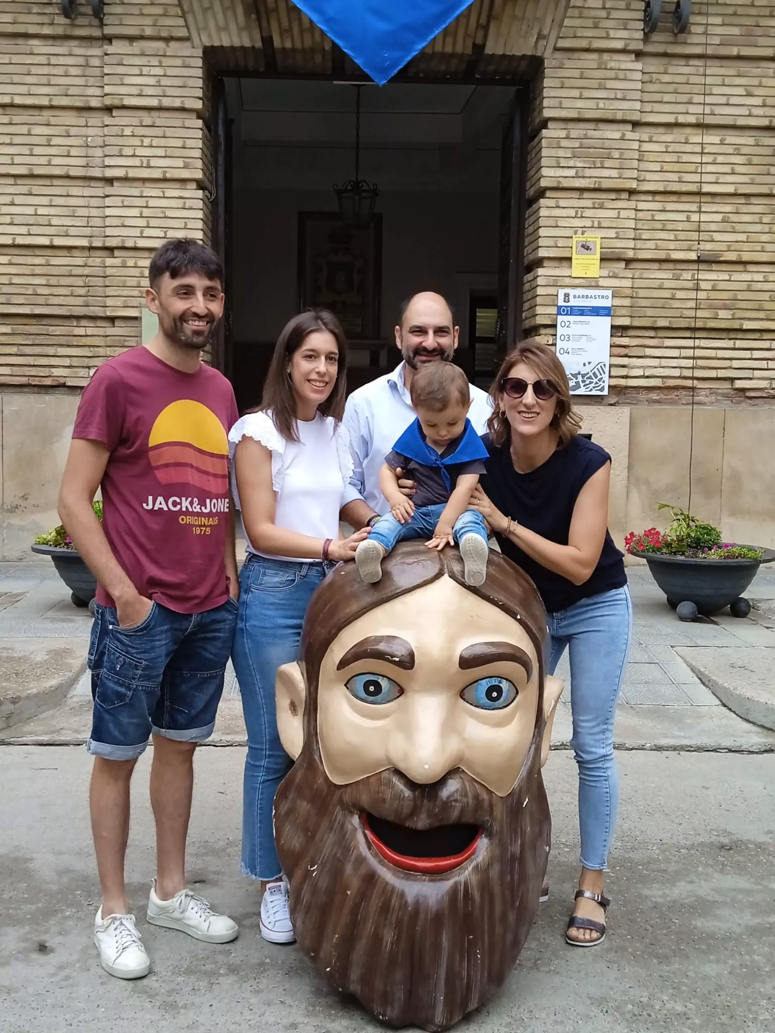 Acto de entrega en Barbastro de la pañoleta Mis primeras fiestas 