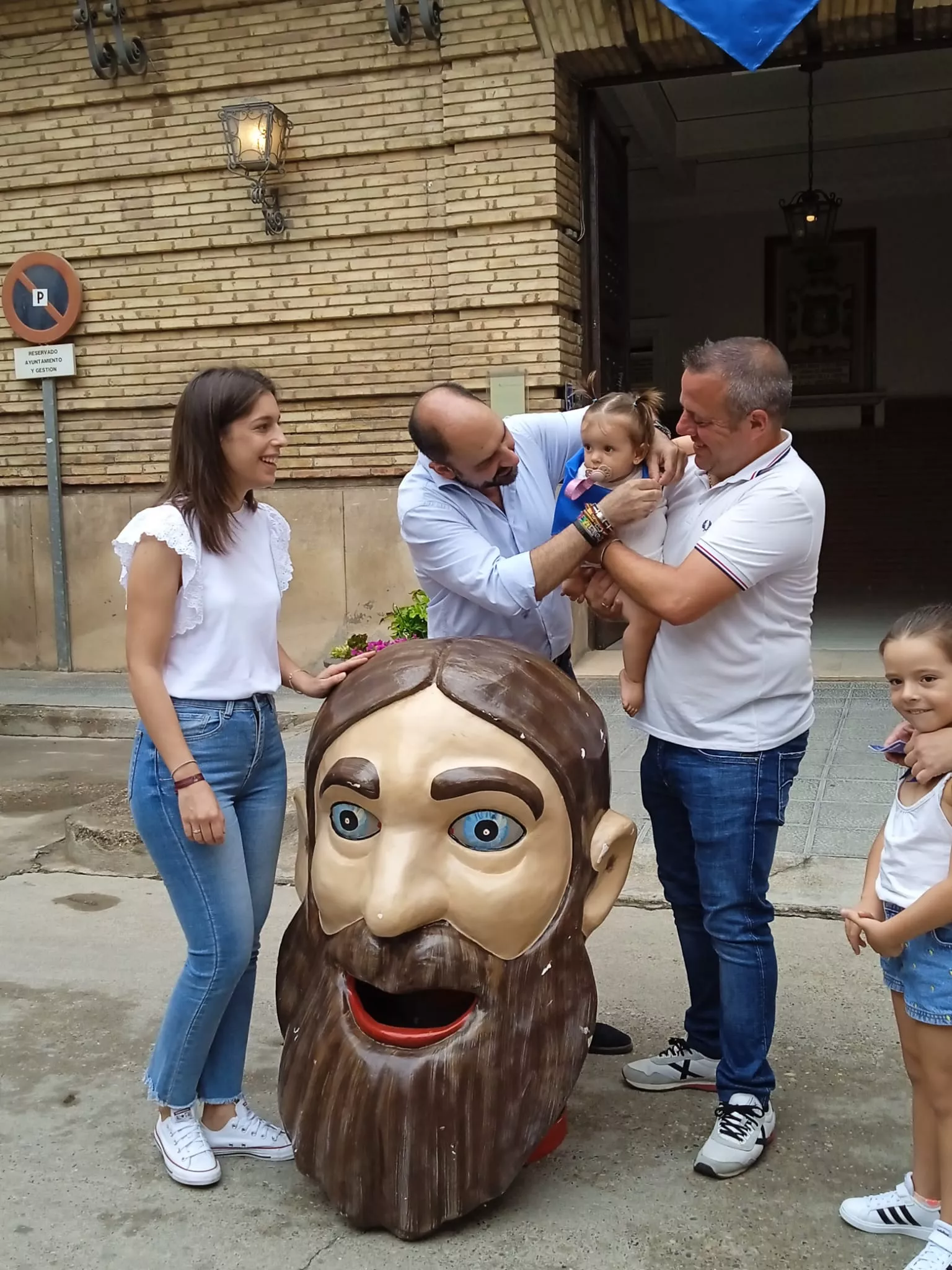 Acto de entrega en Barbastro de la pañoleta Mis primeras fiestas 