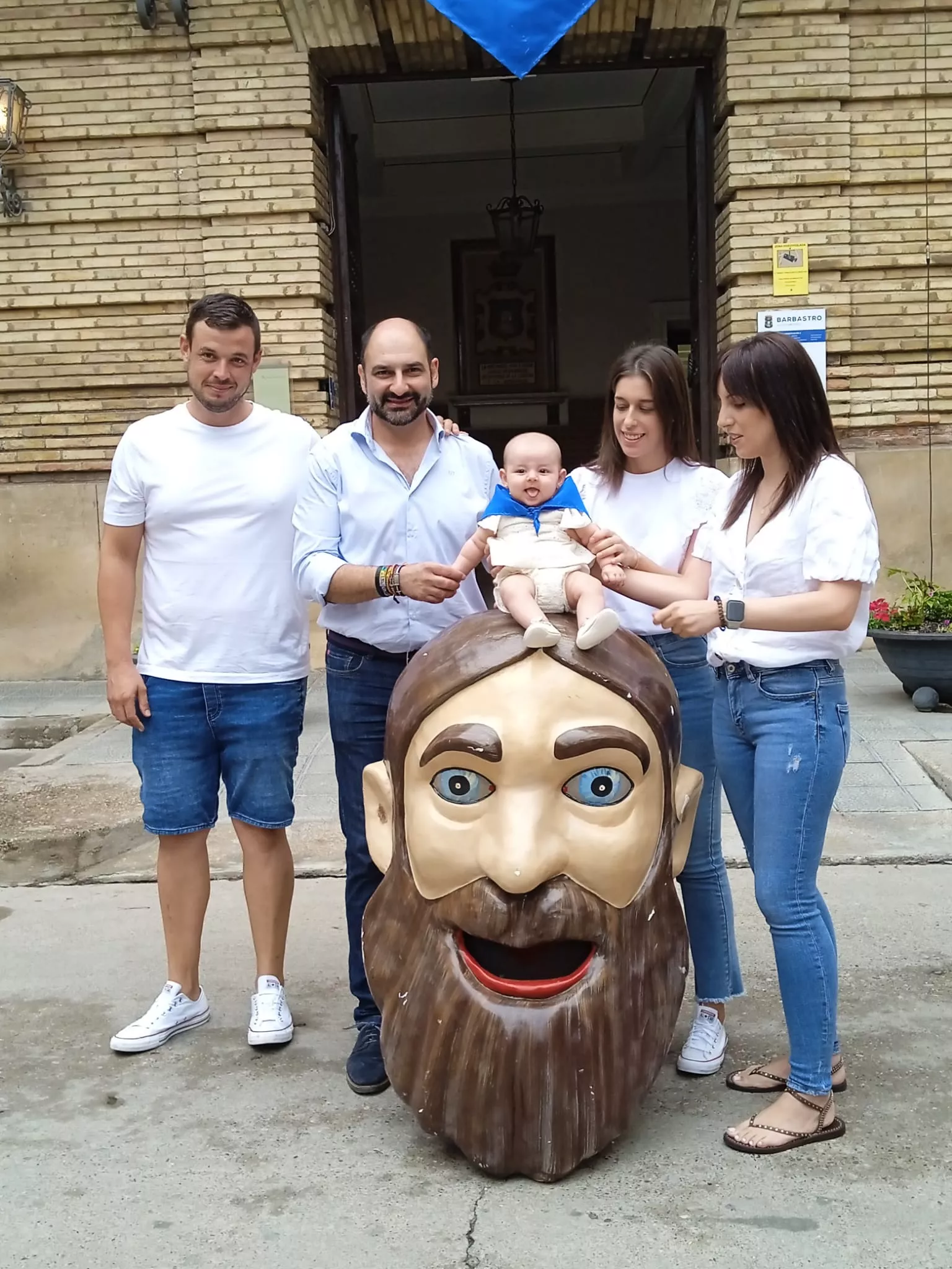 Acto de entrega en Barbastro de la pañoleta Mis primeras fiestas 