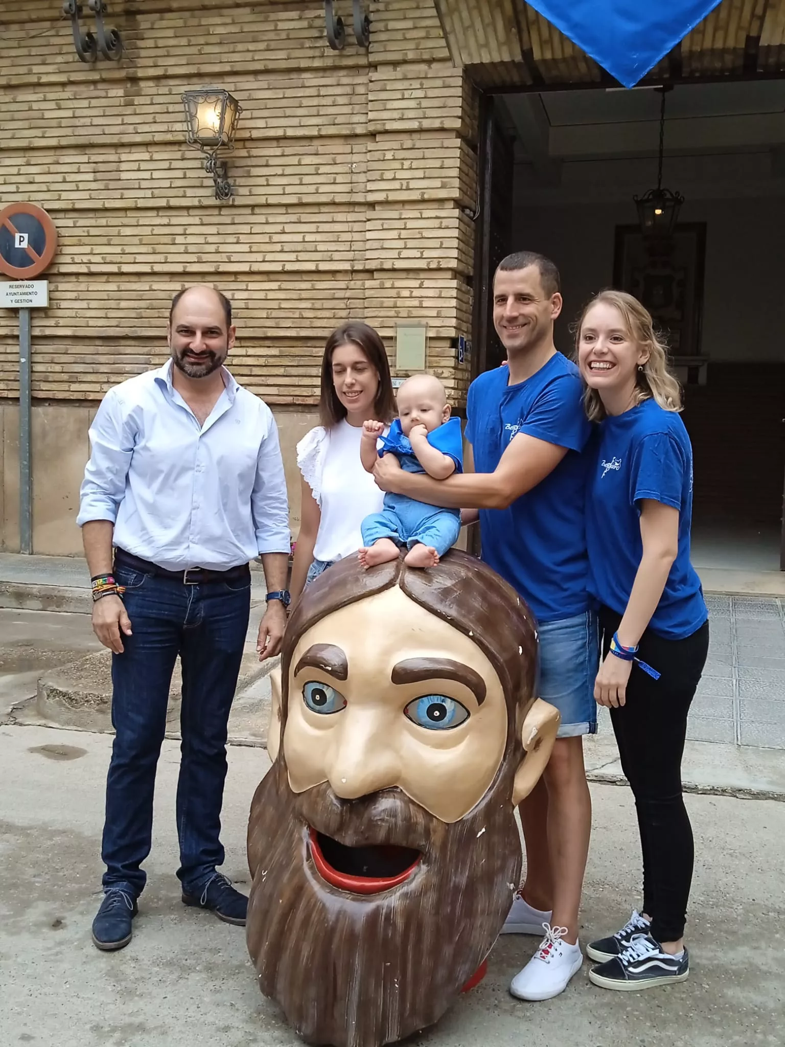 Acto de entrega en Barbastro de la pañoleta Mis primeras fiestas.