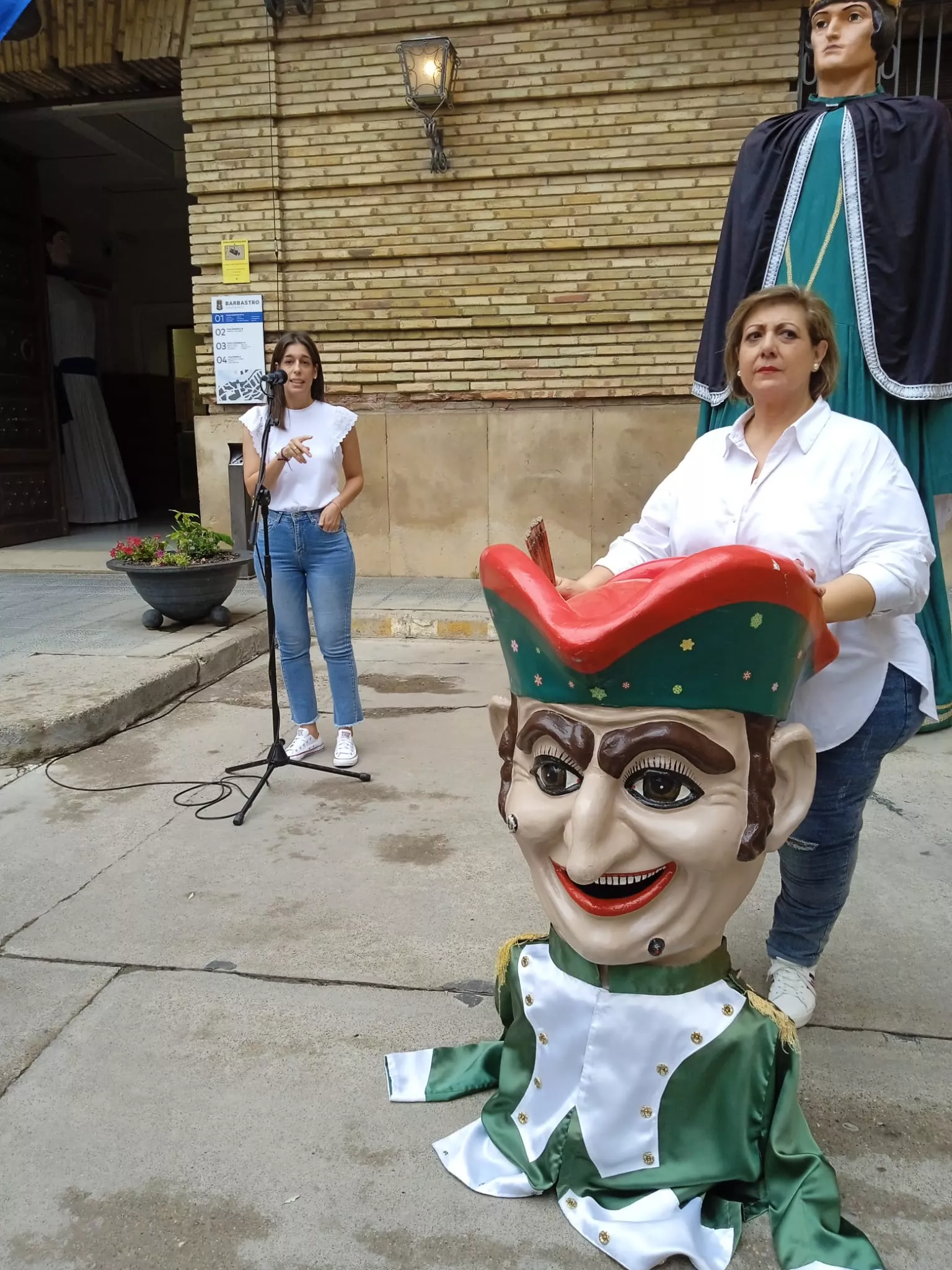 Acto de entrega en Barbastro de la pañoleta Mis primeras fiestas 