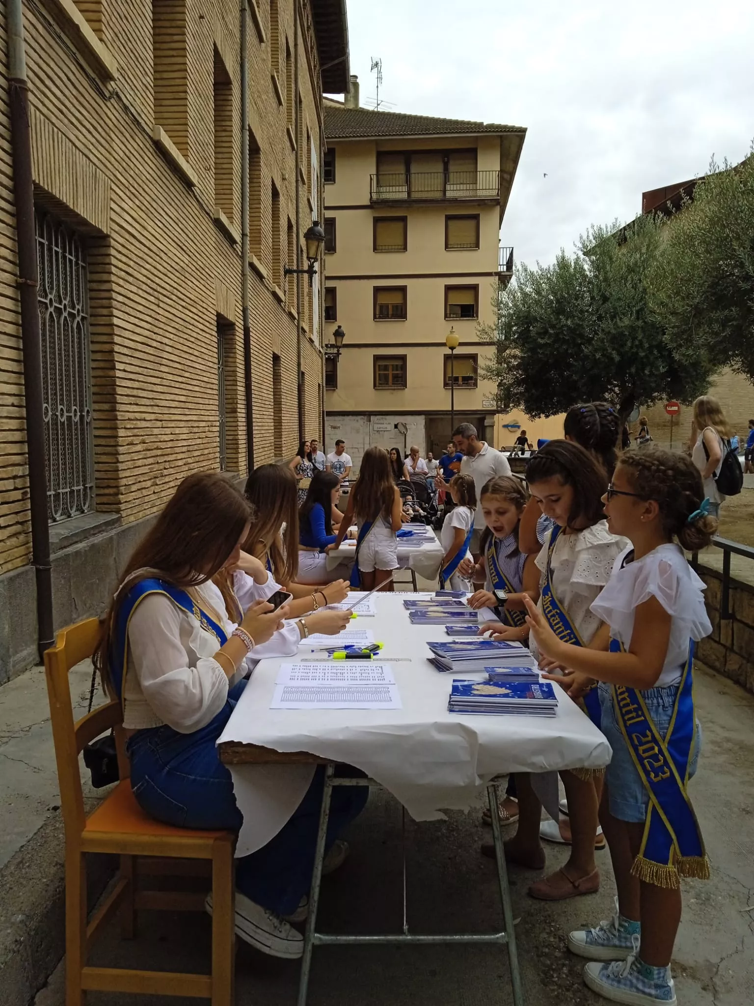 Acto de entrega en Barbastro de la pañoleta Mis primeras fiestas 