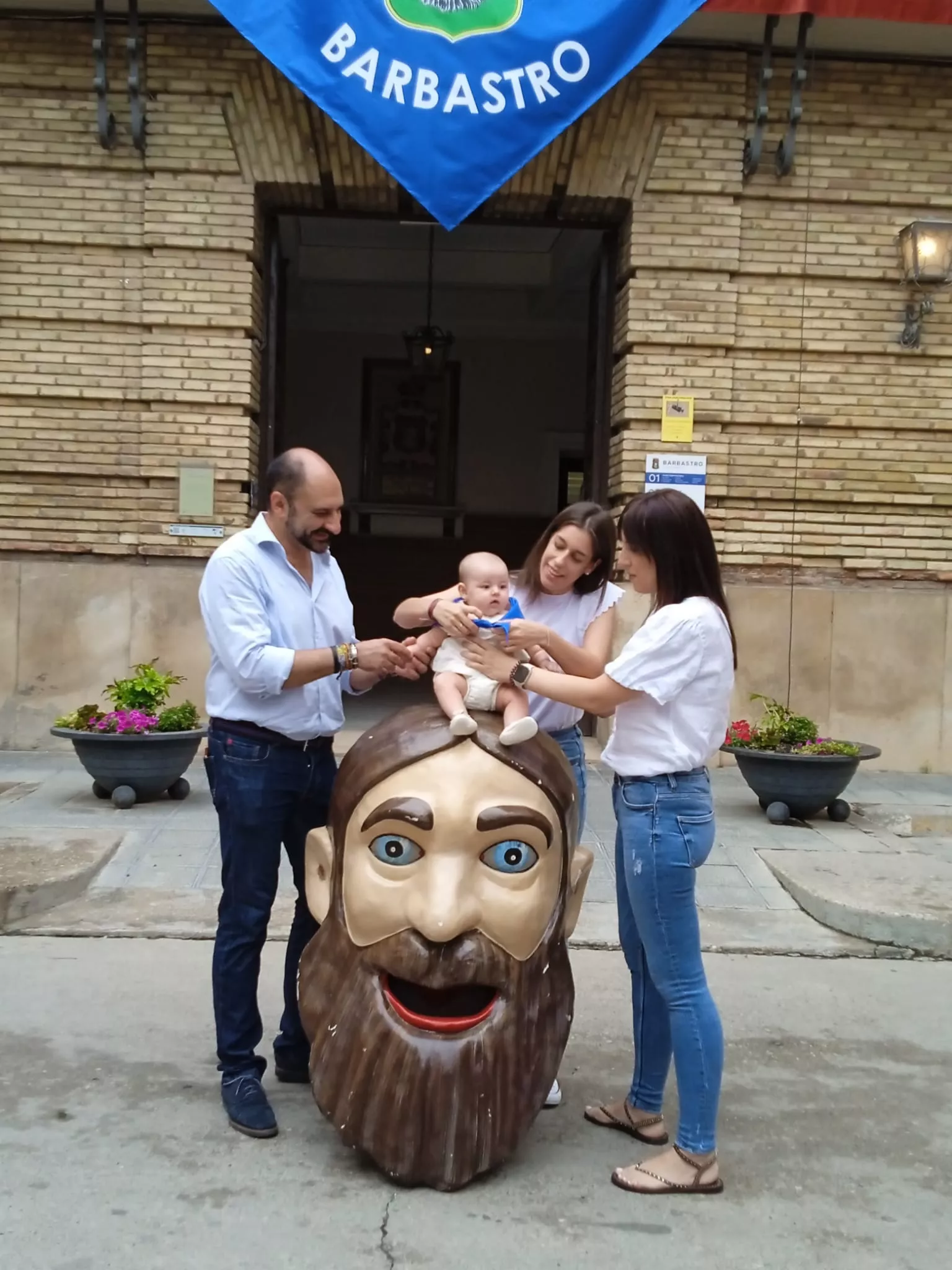 Acto de entrega en Barbastro de la pañoleta Mis primeras fiestas 