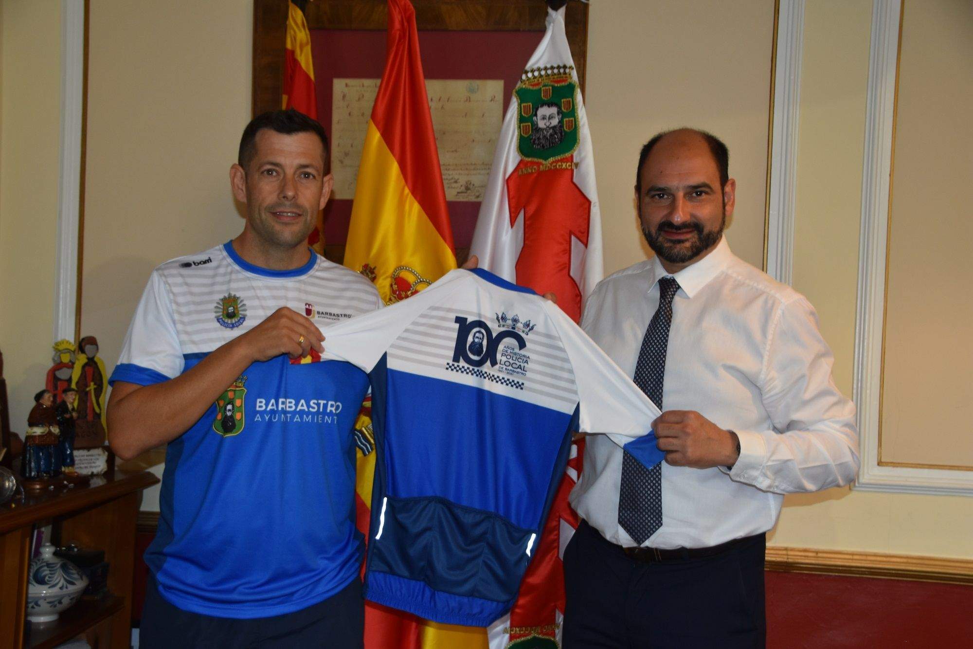 Fernando Marín y Fernando Torres con la camiseta que llevará el agente de Barbastro en el campeonato.