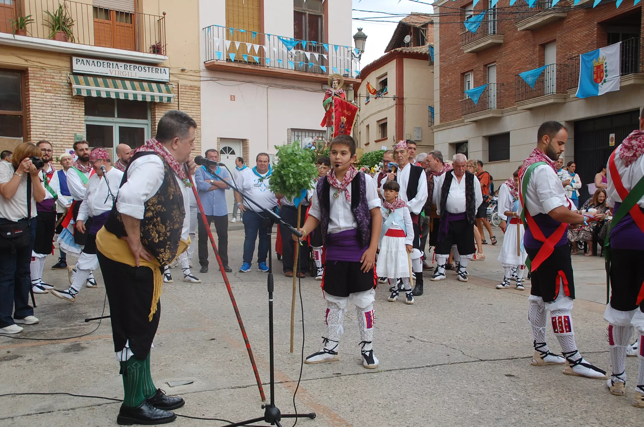 Fiestas de Sariñena con el dance como acto protagonista.