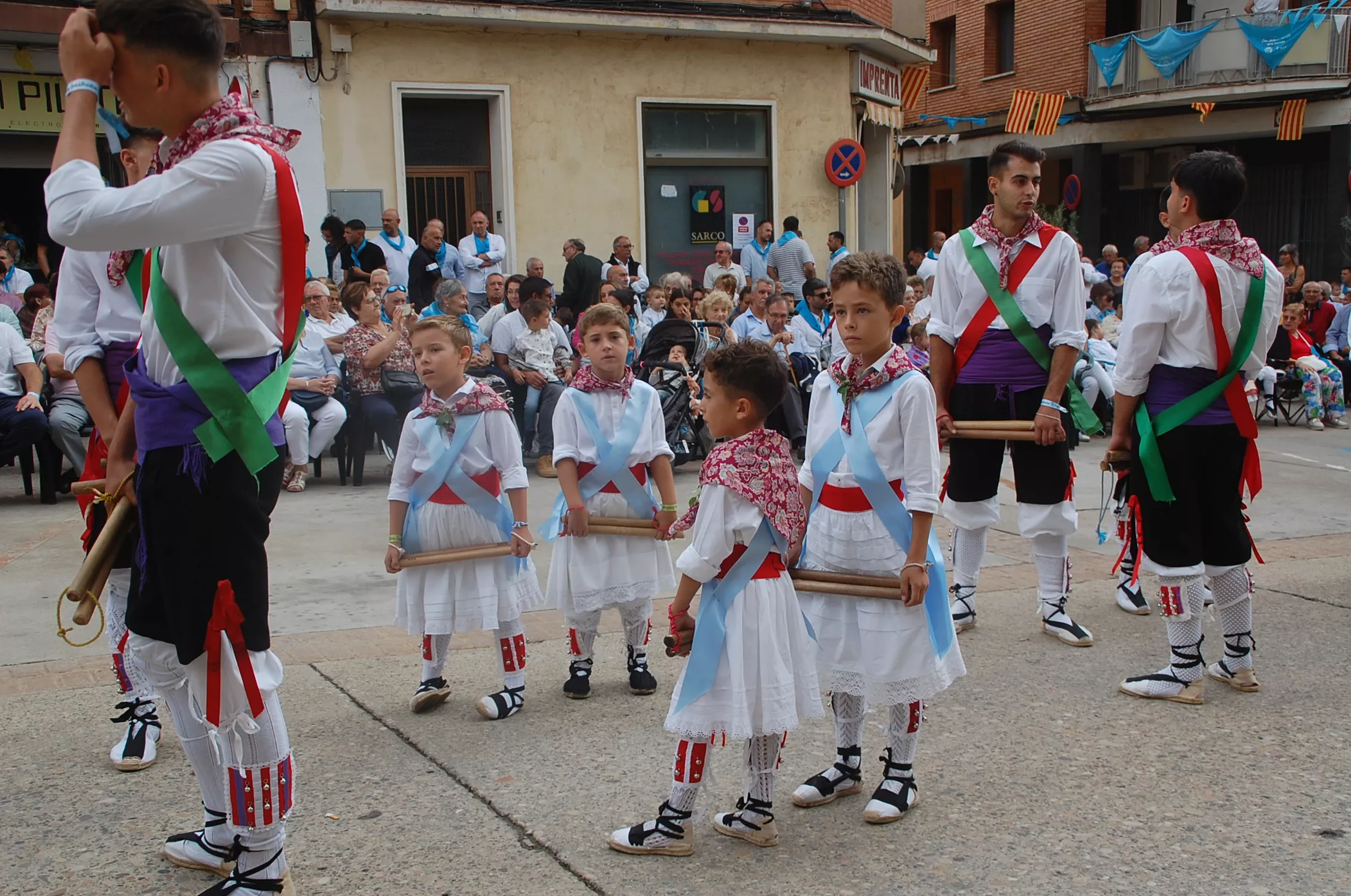 Fiestas de Sariñena con el dance como acto protagonista.