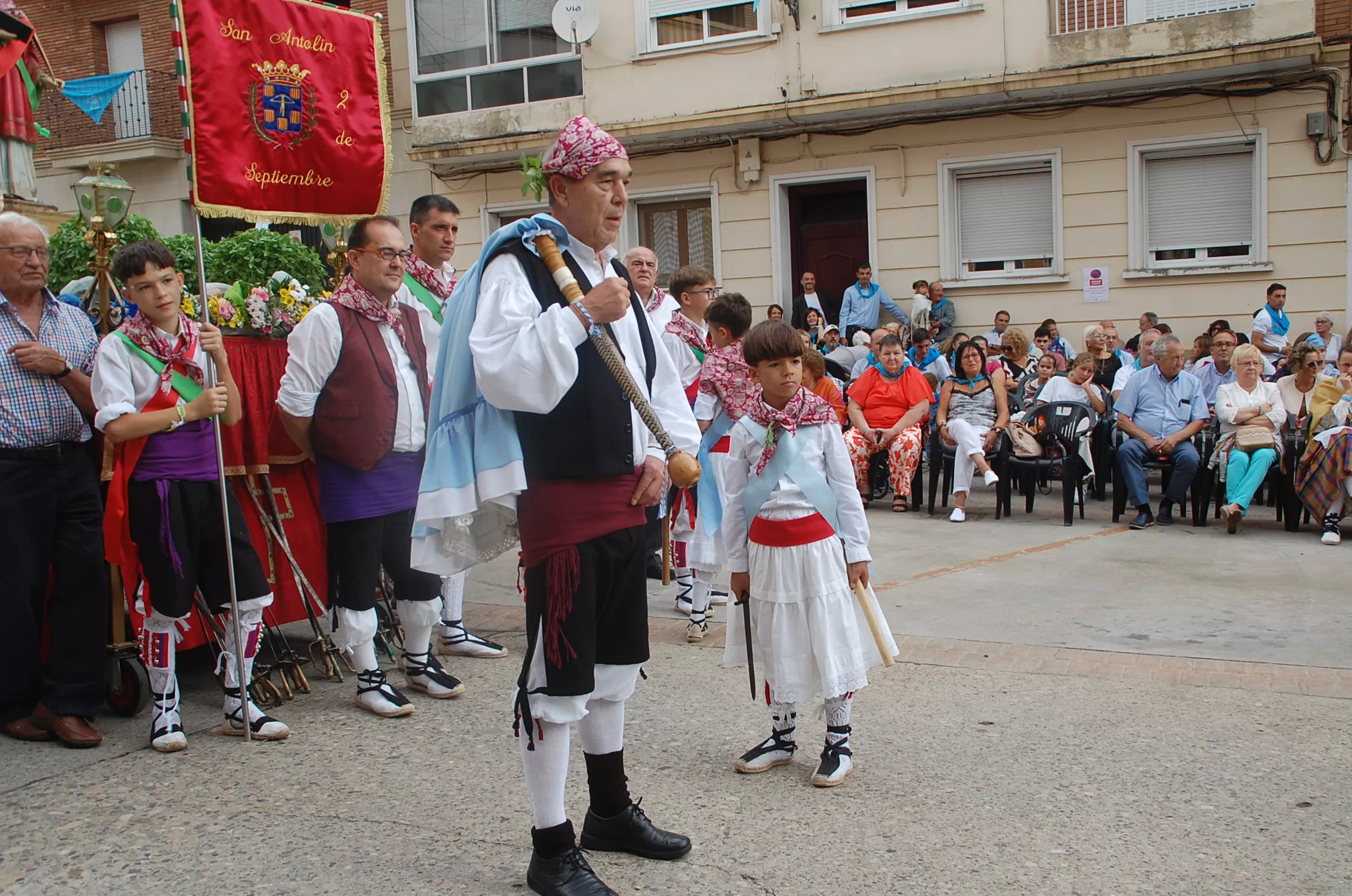 Fiestas de Sariñena con el dance como acto protagonista.