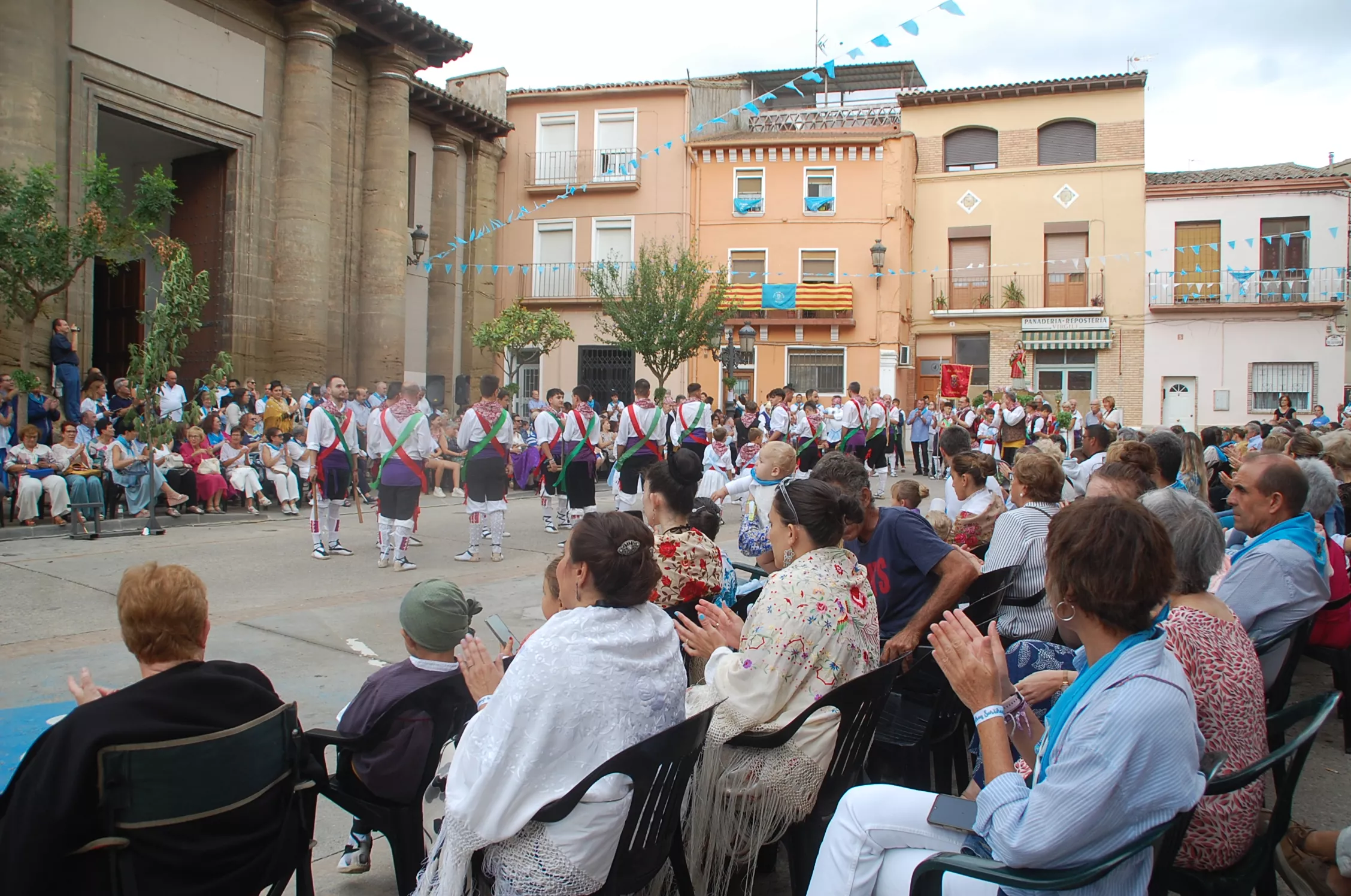 Fiestas de Sariñena con el dance como acto protagonista.