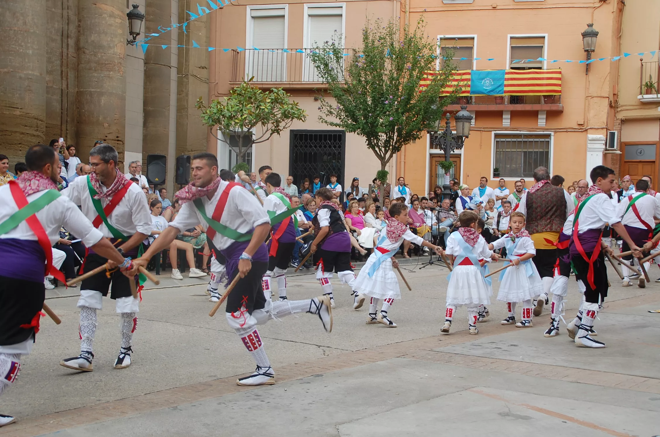 Fiestas de Sariñena con el dance como acto protagonista.