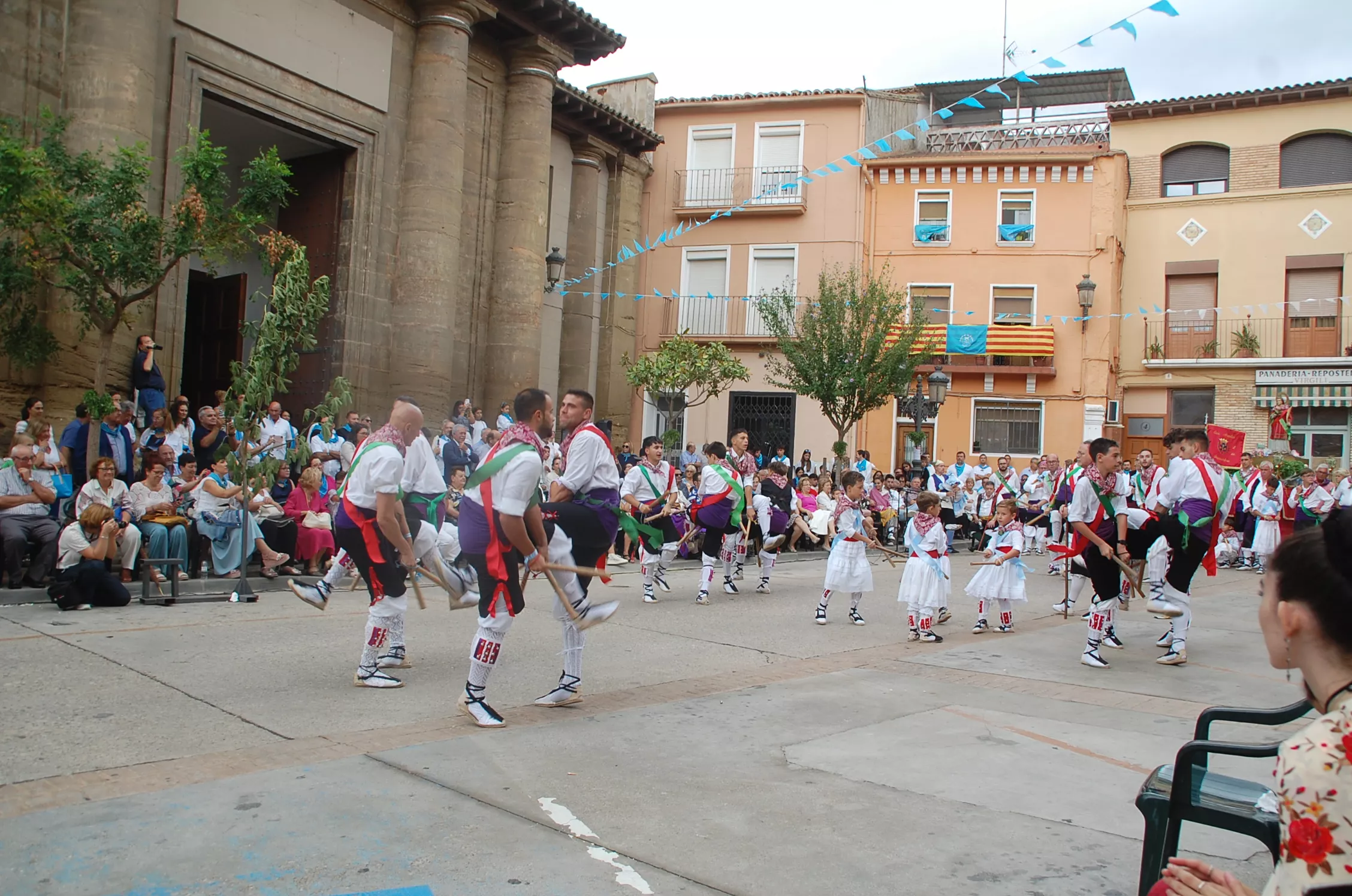 Fiestas de Sariñena con el dance como acto protagonista.