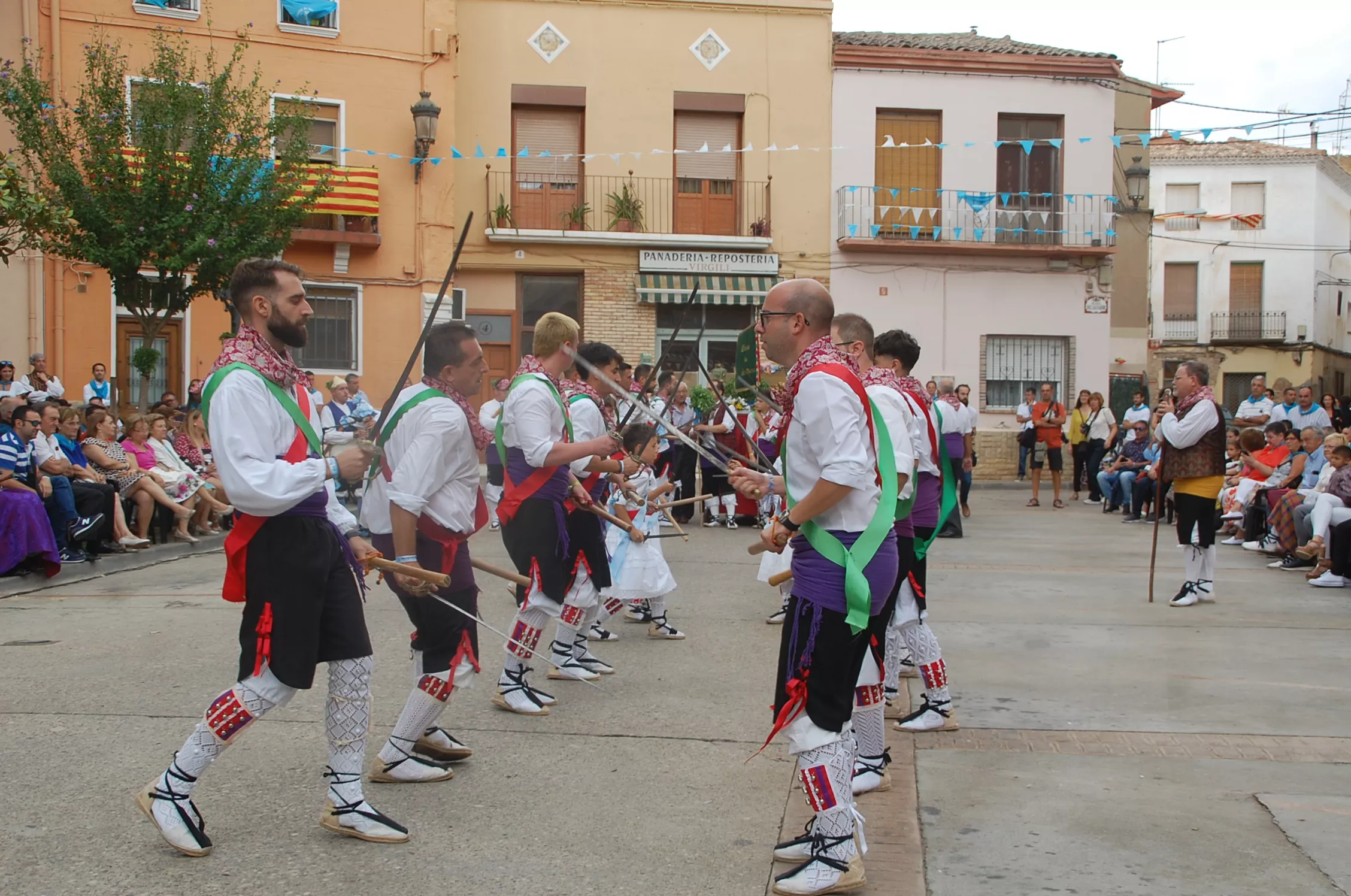 Fiestas de Sariñena con el dance como acto protagonista.