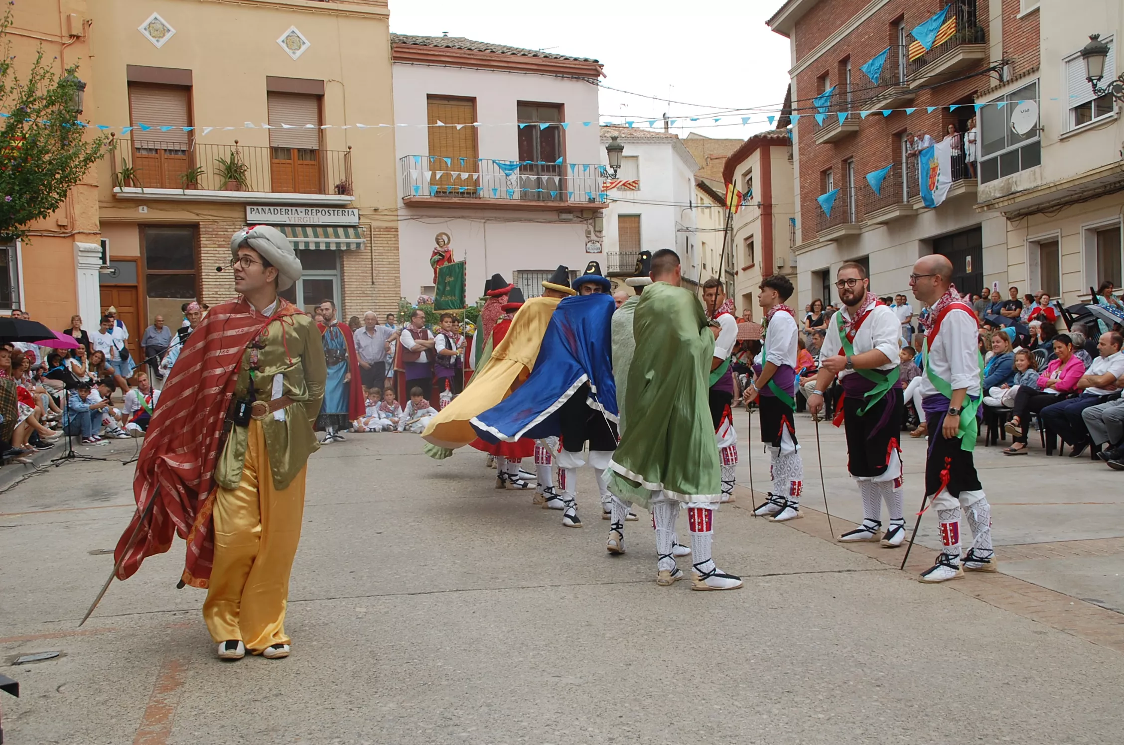 Fiestas de Sariñena con el dance como acto protagonista.
