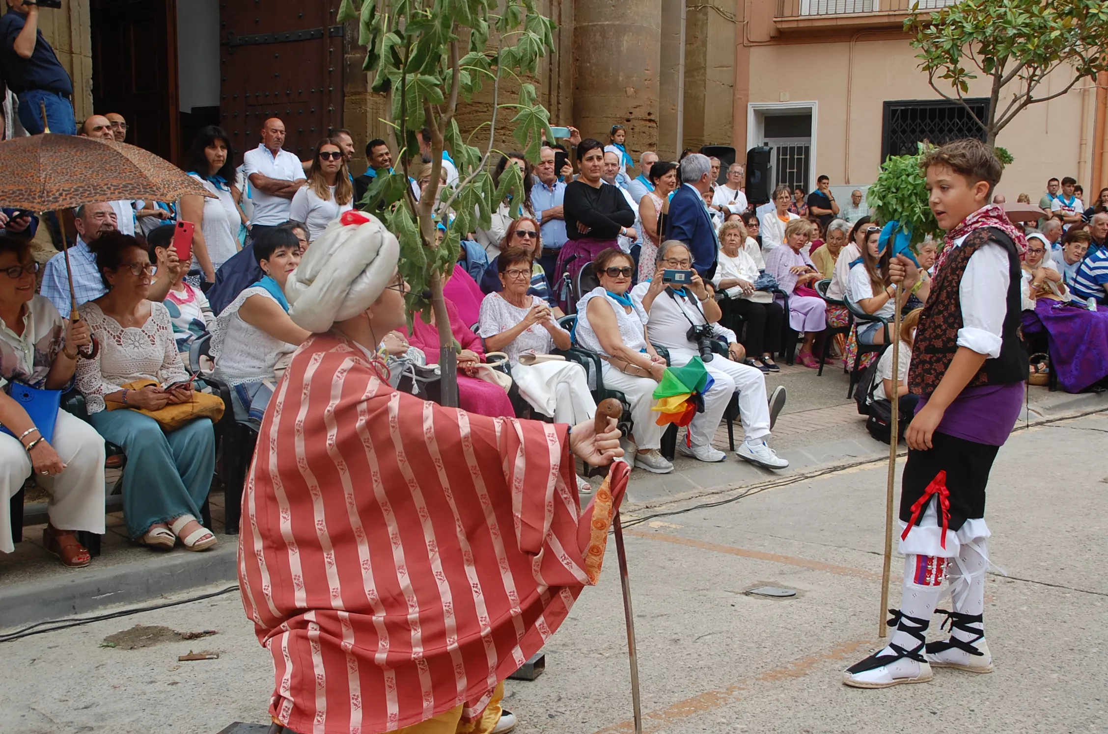 Fiestas de Sariñena con el dance como acto protagonista.