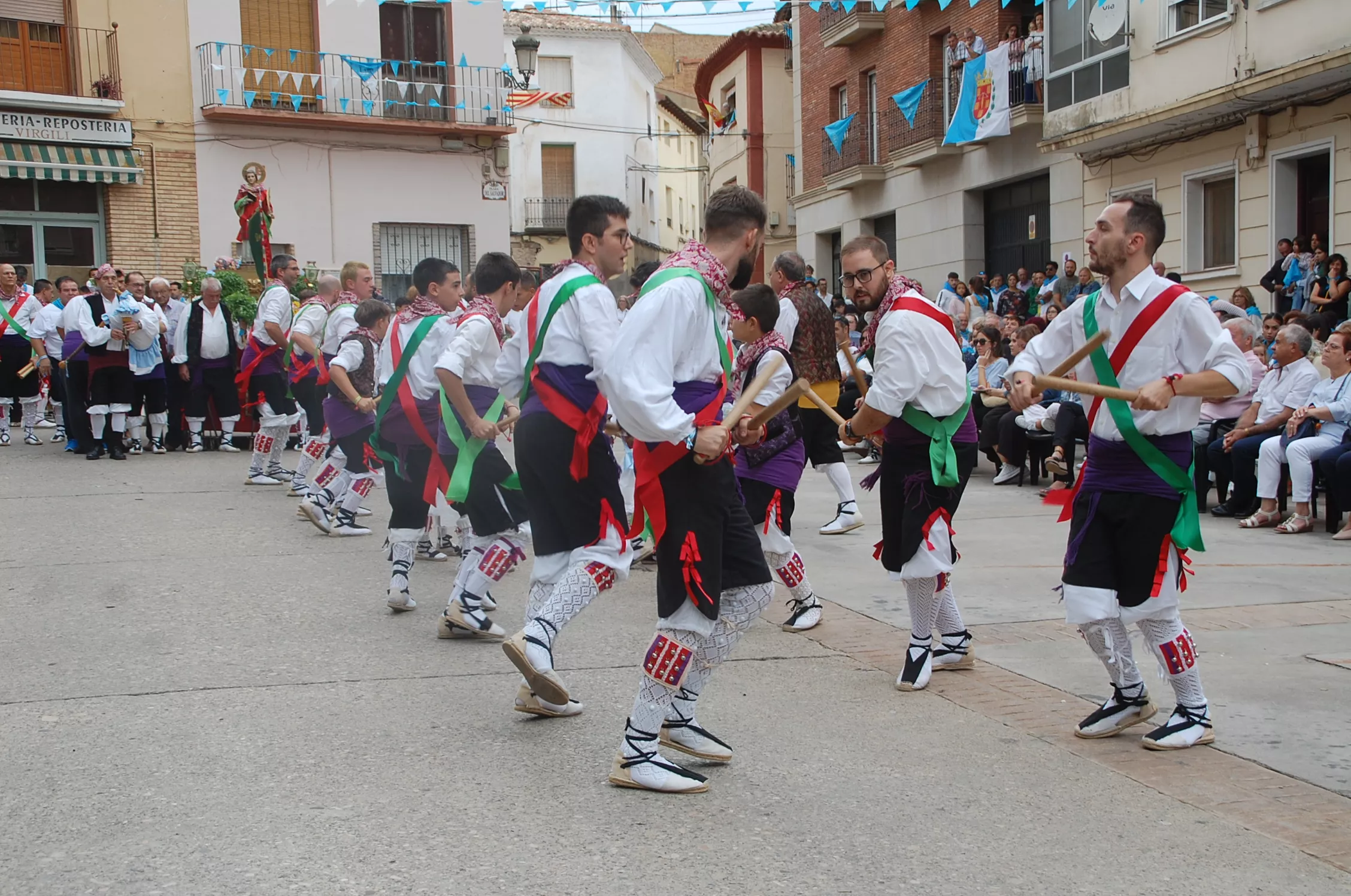 Fiestas de Sariñena con el dance como acto protagonista.